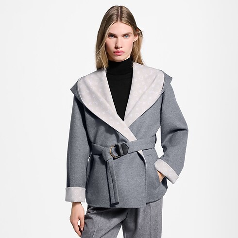 Abrigo envolvente corto con capucha y motivos distintivos Mujer Prêt-à-Porter Abrigos y chaquetas | LOUIS VUITTON (Zoom de producto)