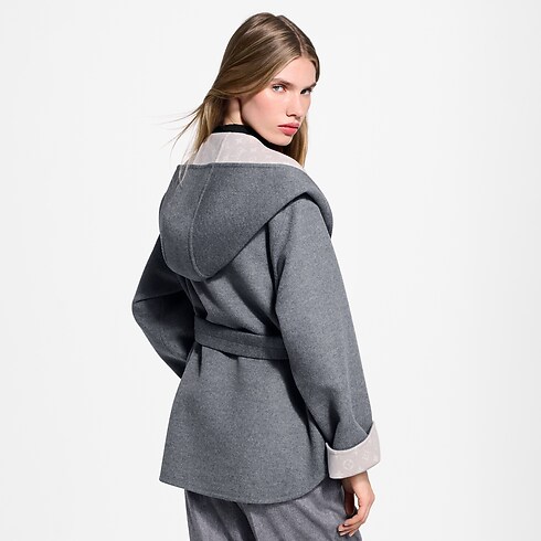 Abrigo envolvente corto con capucha y motivos distintivos Mujer Prêt-à-Porter Abrigos y chaquetas | LOUIS VUITTON (Zoom de producto)