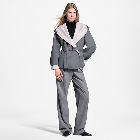 Abrigo envolvente corto con capucha y motivos distintivos Mujer Prêt-à-Porter Abrigos y chaquetas | LOUIS VUITTON (Zoom de producto)