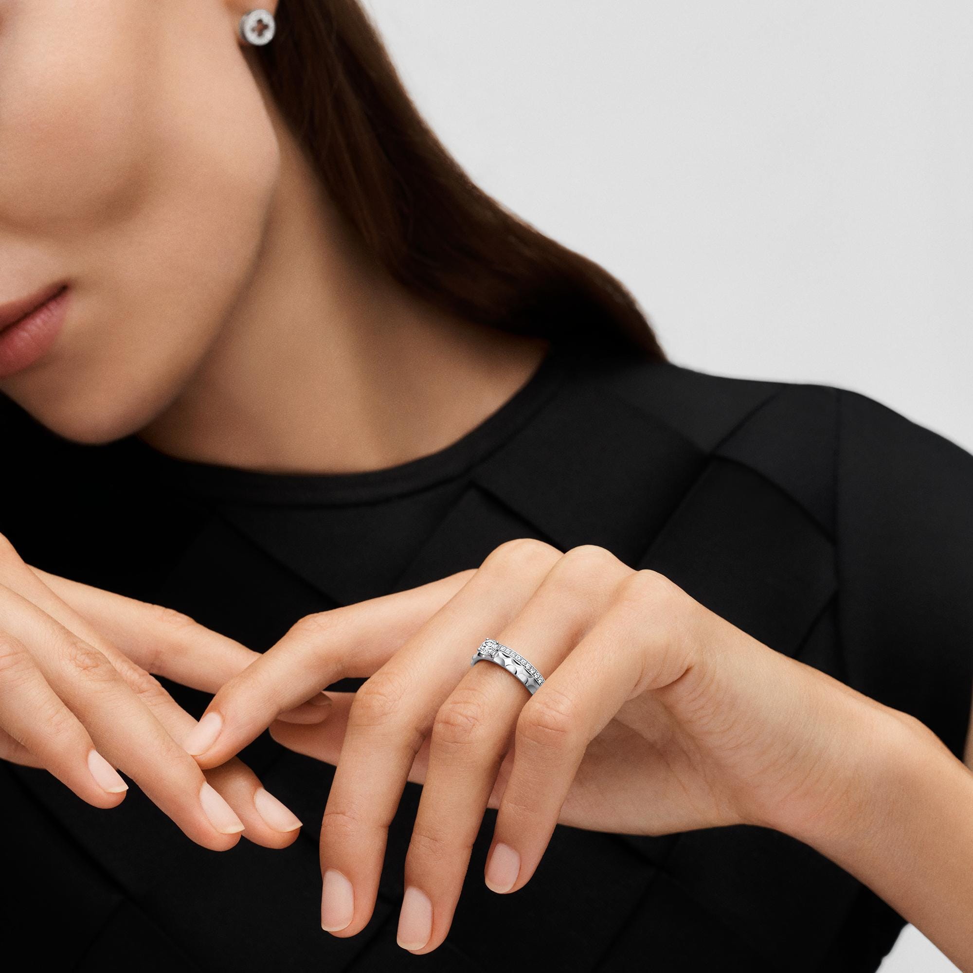 Alianza Eternity de oro blanco y diamantes  Joyería Categorías Joyería | LOUIS VUITTON (Zoom de producto)