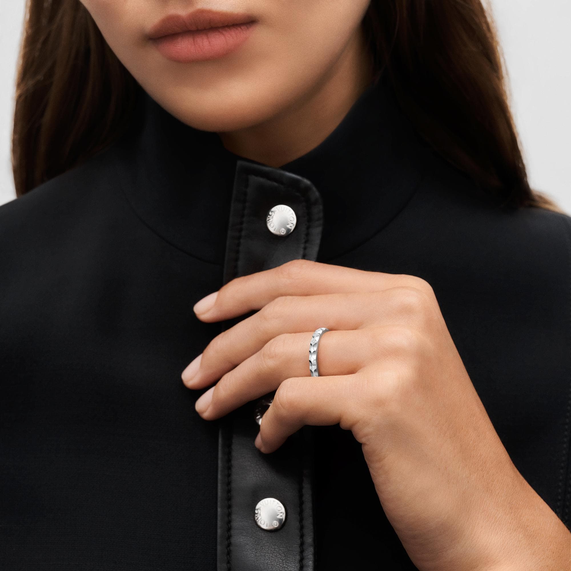 Alianza Monogram Infini de oro blanco y diamantes de talla princesa  Joyería Categorías Personalización de joyería | LOUIS VUITTON (Zoom de producto)