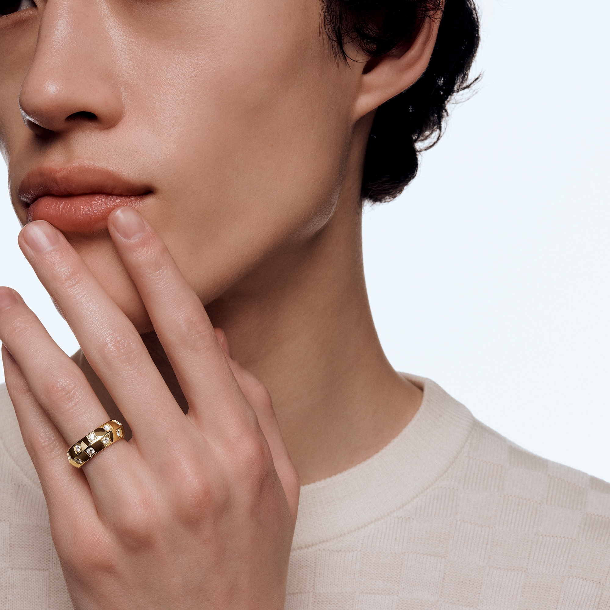 Anillo grande Le Damier de Louis Vuitton de oro amarillo y diamantes  Joyería Categorías Anillos | LOUIS VUITTON (Zoom de producto)