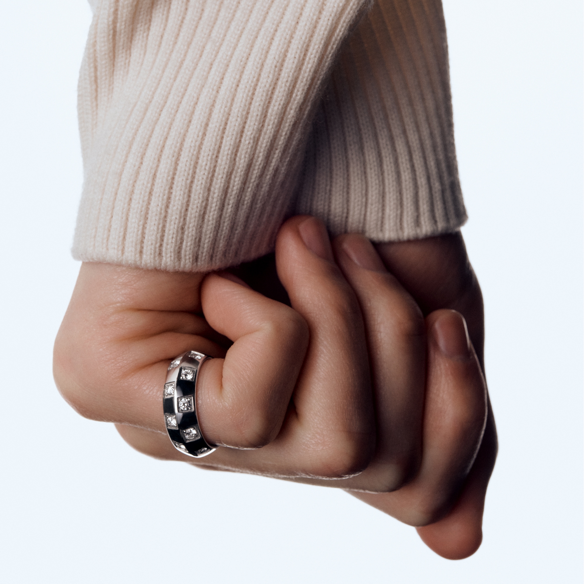 Anillo grande Le Damier de Louis Vuitton de oro blanco y diamantes  Joyería Categorías Anillos | LOUIS VUITTON (Zoom de producto)