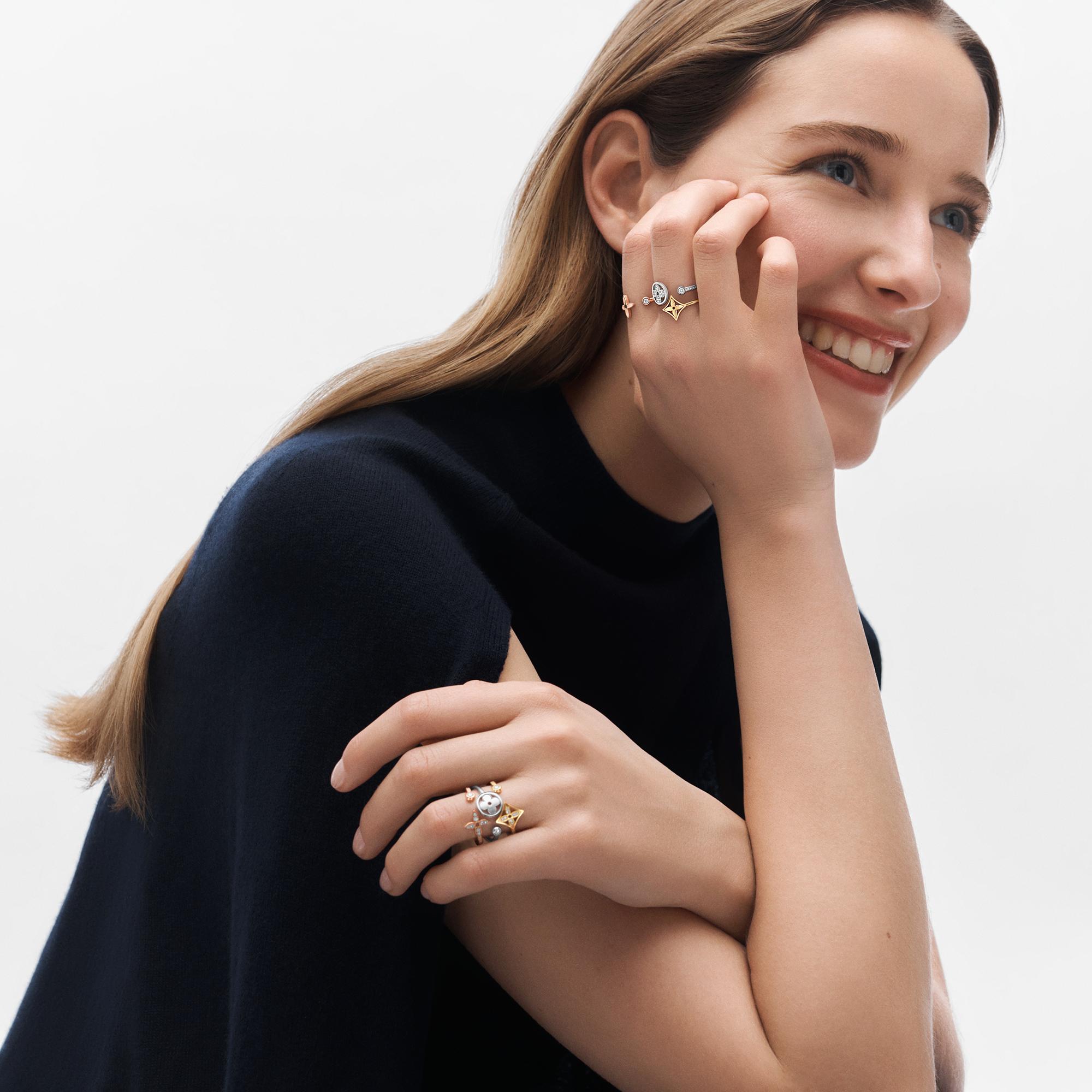 Anillo Idylle Blossom de tres oros con pavé de diamantes  Joyería Categorías Joyería | LOUIS VUITTON (Zoom de producto)