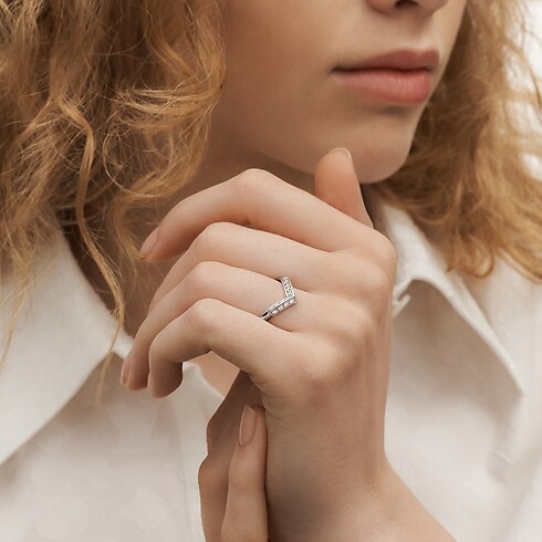 Anillo LV Diamonds V con pavé de platino Joyería Categorías Wedding Bands | LOUIS VUITTON (Zoom de producto)