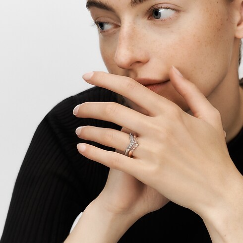 Anillo LV Diamonds V de oro rosa con pavé Joyería Categorías Wedding Bands | LOUIS VUITTON (Zoom de producto)