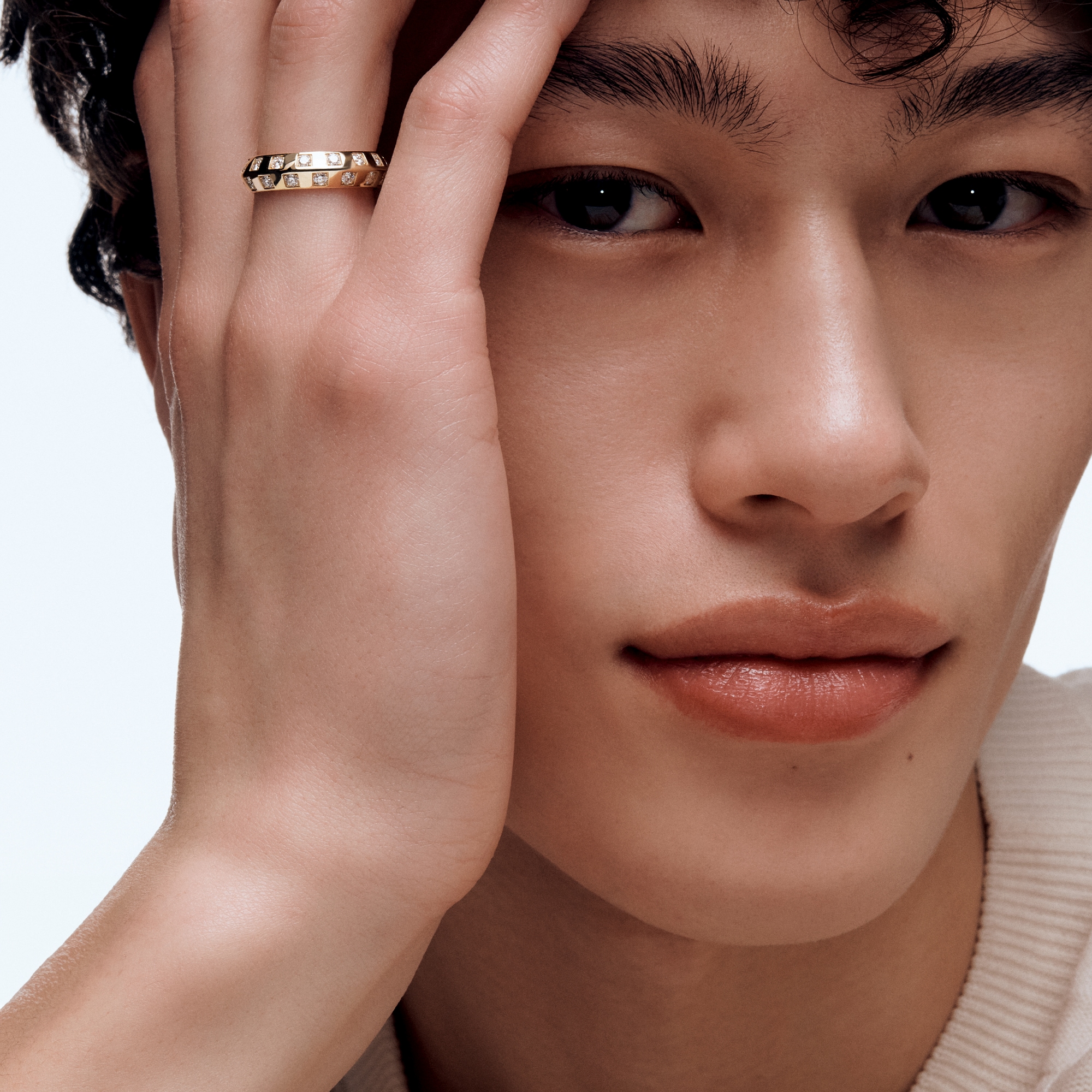 Anillo mediano Le Damier de Louis Vuitton de oro amarillo y diamantes  Joyería Categorías Anillos | LOUIS VUITTON (Zoom de producto)