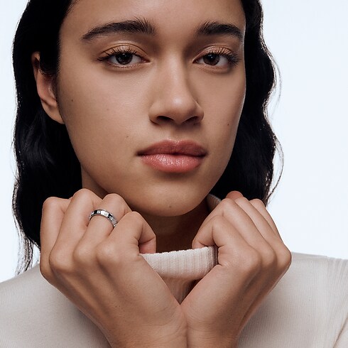 Anillo pequeño Le Damier de Louis Vuitton de oro blanco y diamantes Joyería Categorías Anillos | LOUIS VUITTON (Zoom de producto)