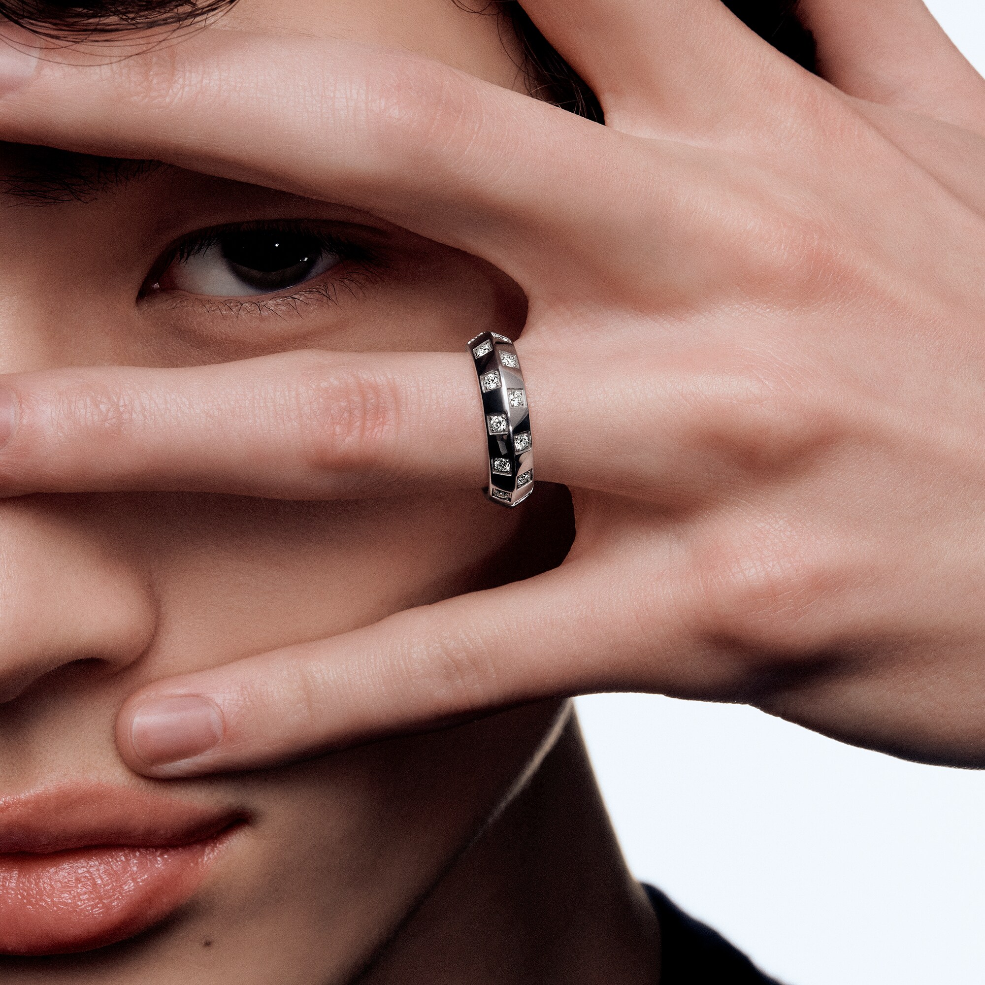 Anillo pequeño Le Damier de Louis Vuitton de oro blanco y diamantes  Joyería Categorías Anillos | LOUIS VUITTON (Zoom de producto)