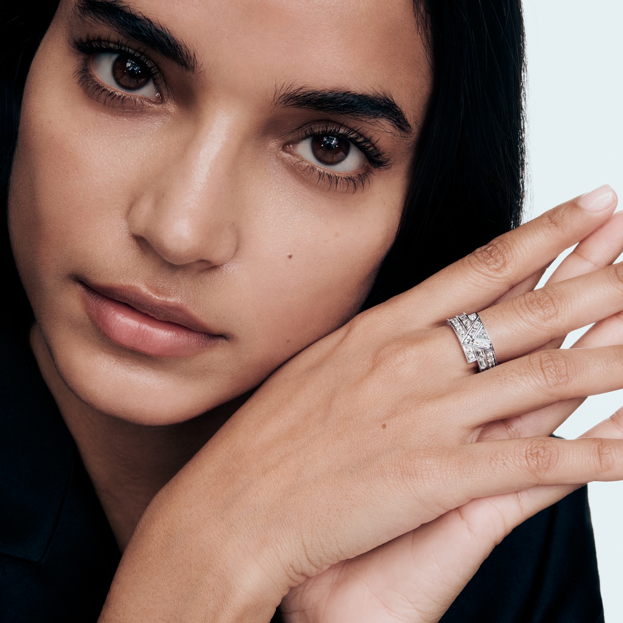 Anillo Pure V de oro blanco y diamantes  Les Extraordinaires Joyería Alta jotería | LOUIS VUITTON (Zoom de producto)