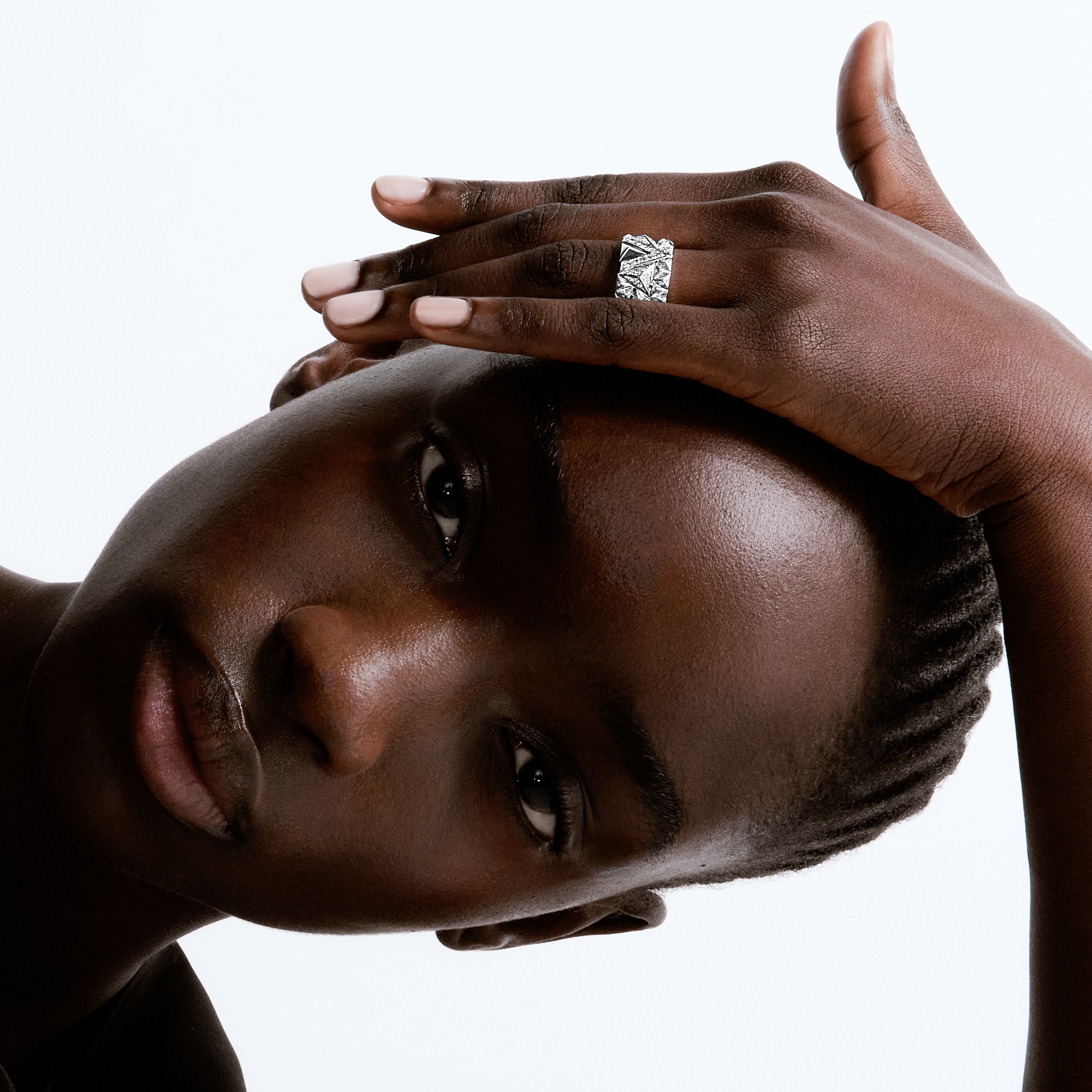 Anillo Pure V de oro blanco y diamantes  Joyería Categorías Anillos | LOUIS VUITTON (Zoom de producto)