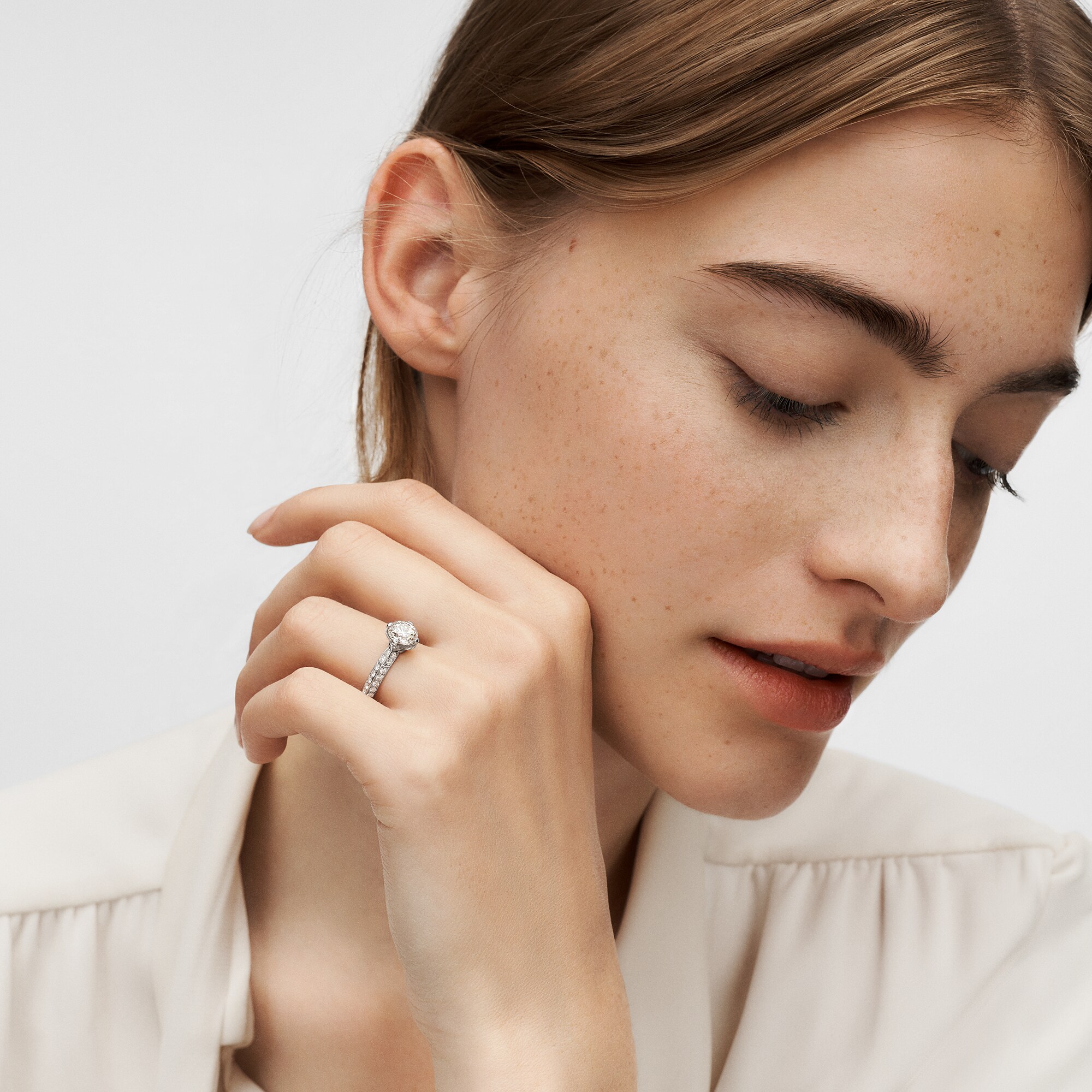 Anillo solitario con pavé LV Diamonds, talla brillante  Joyería Colecciones LV Diamonds | LOUIS VUITTON (Zoom de producto)