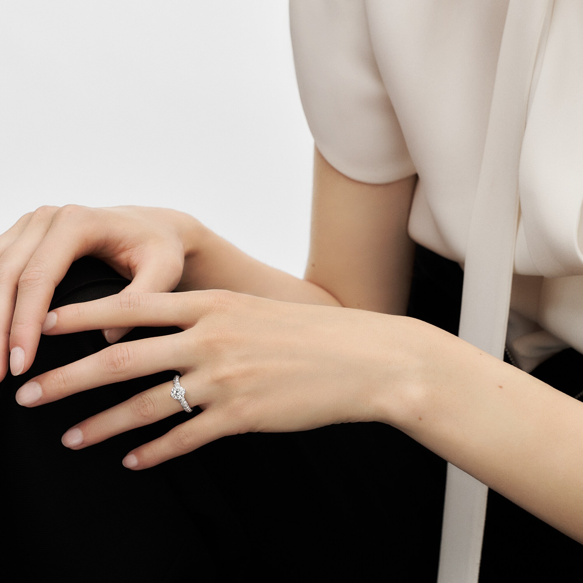 Anillo solitario con pavé LV Diamonds, talla brillante  Joyería Colecciones LV Diamonds | LOUIS VUITTON (Zoom de producto)