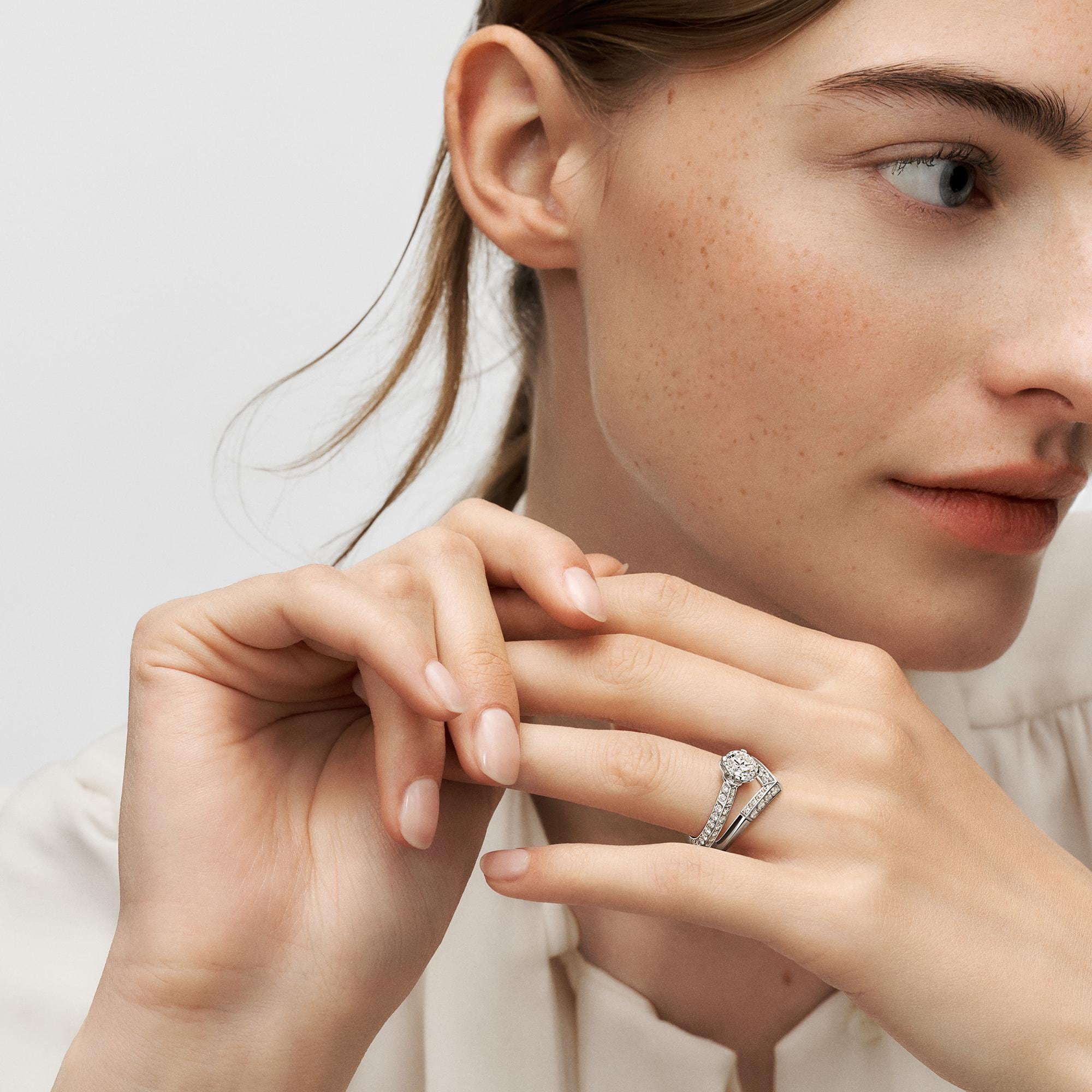 Anillo solitario con pavé LV Diamonds, talla brillante  Joyería Colecciones LV Diamonds | LOUIS VUITTON (Zoom de producto)