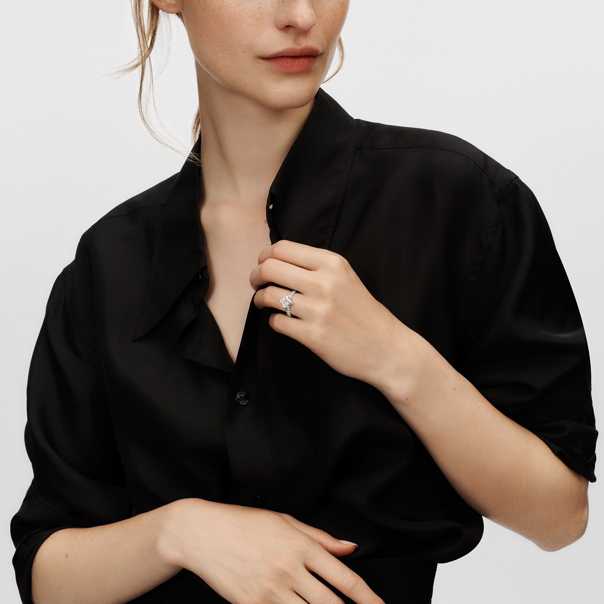 Anillo solitario con pavé LV Diamonds, talla LV Monogram Star  Joyería Colecciones LV Diamonds | LOUIS VUITTON (Zoom de producto)