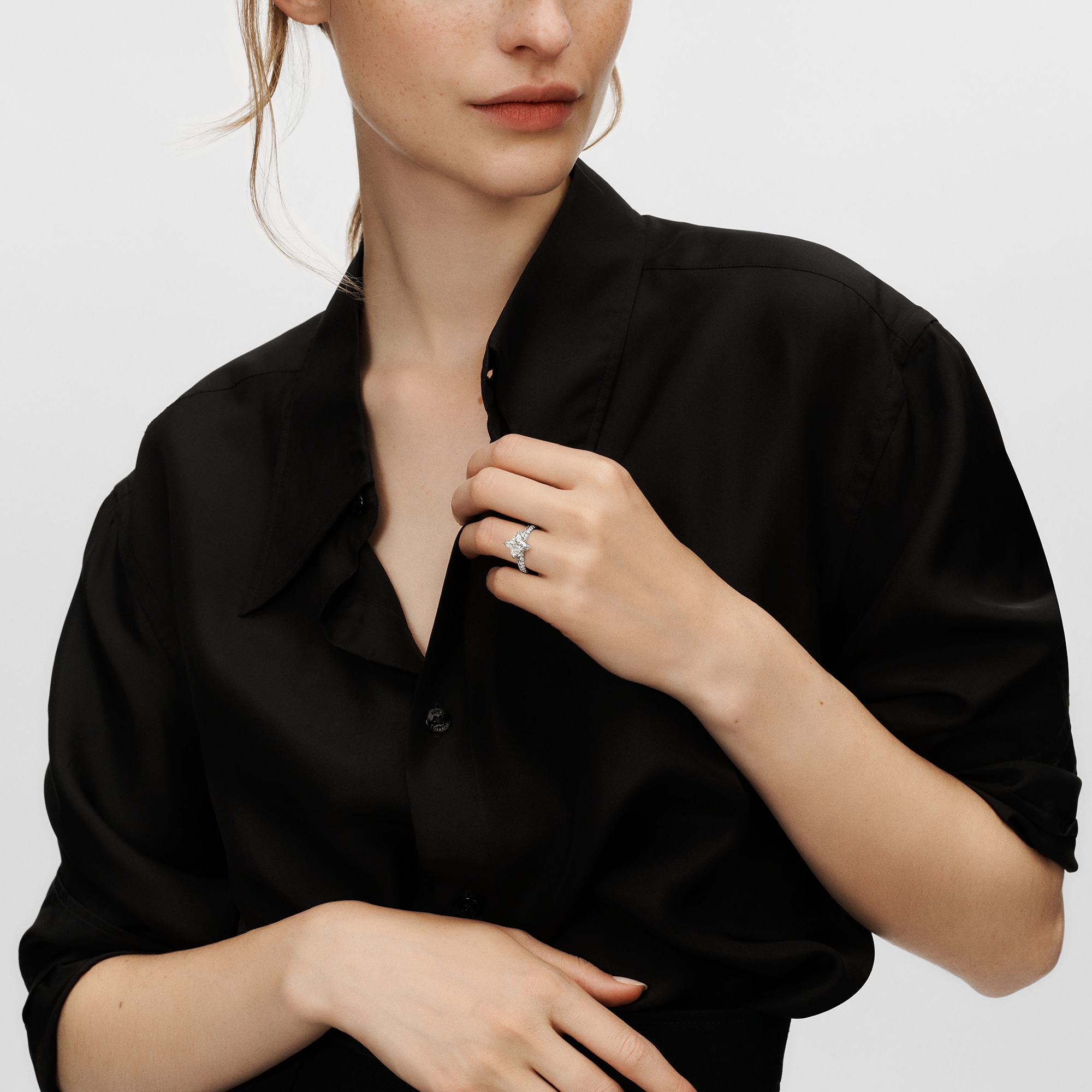 Anillo solitario con pavé LV Diamonds, talla LV Monogram Star  Joyería Colecciones LV Diamonds | LOUIS VUITTON (Zoom de producto)