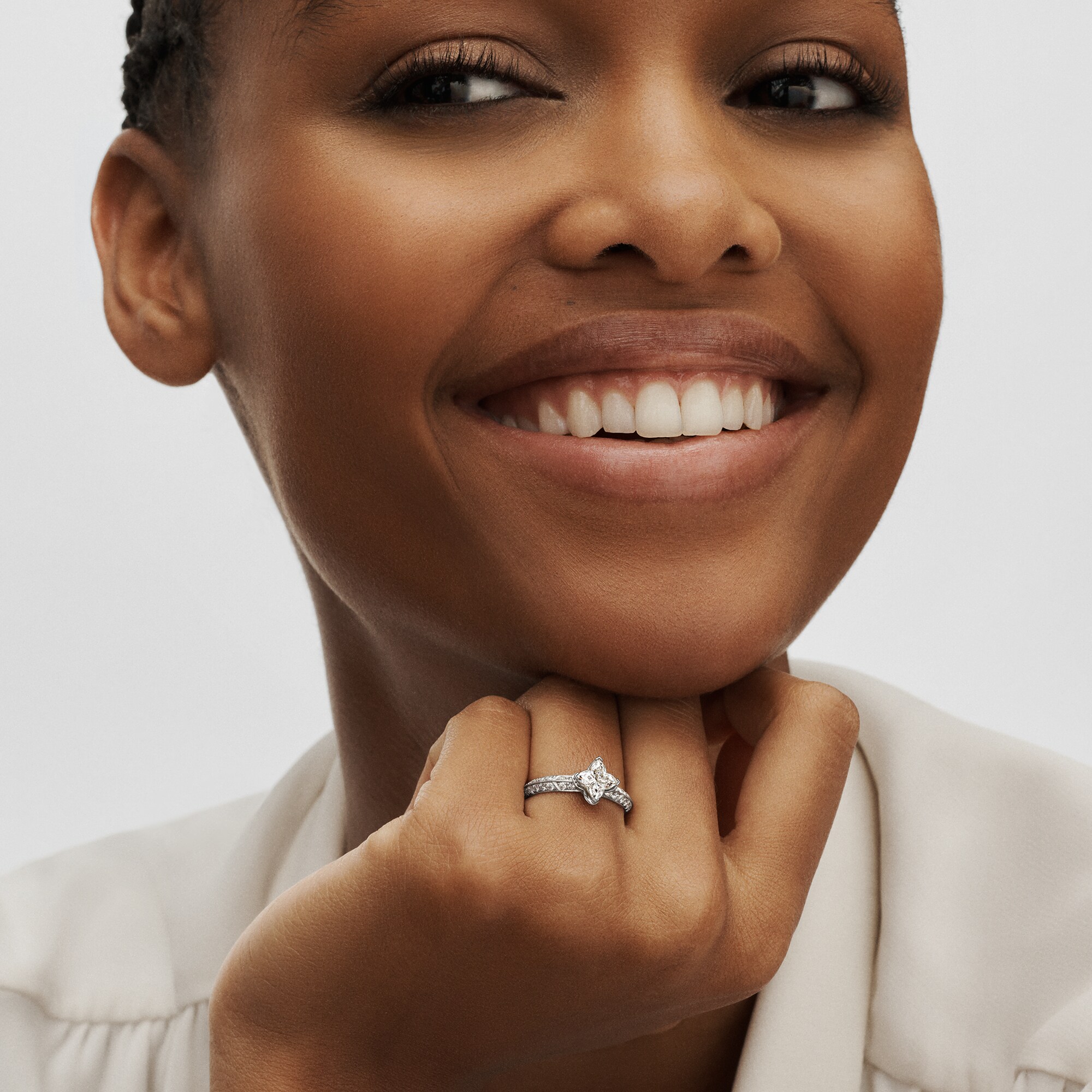 Anillo solitario con pavé LV Diamonds, talla LV Monogram Star  Joyería Colecciones LV Diamonds | LOUIS VUITTON (Zoom de producto)