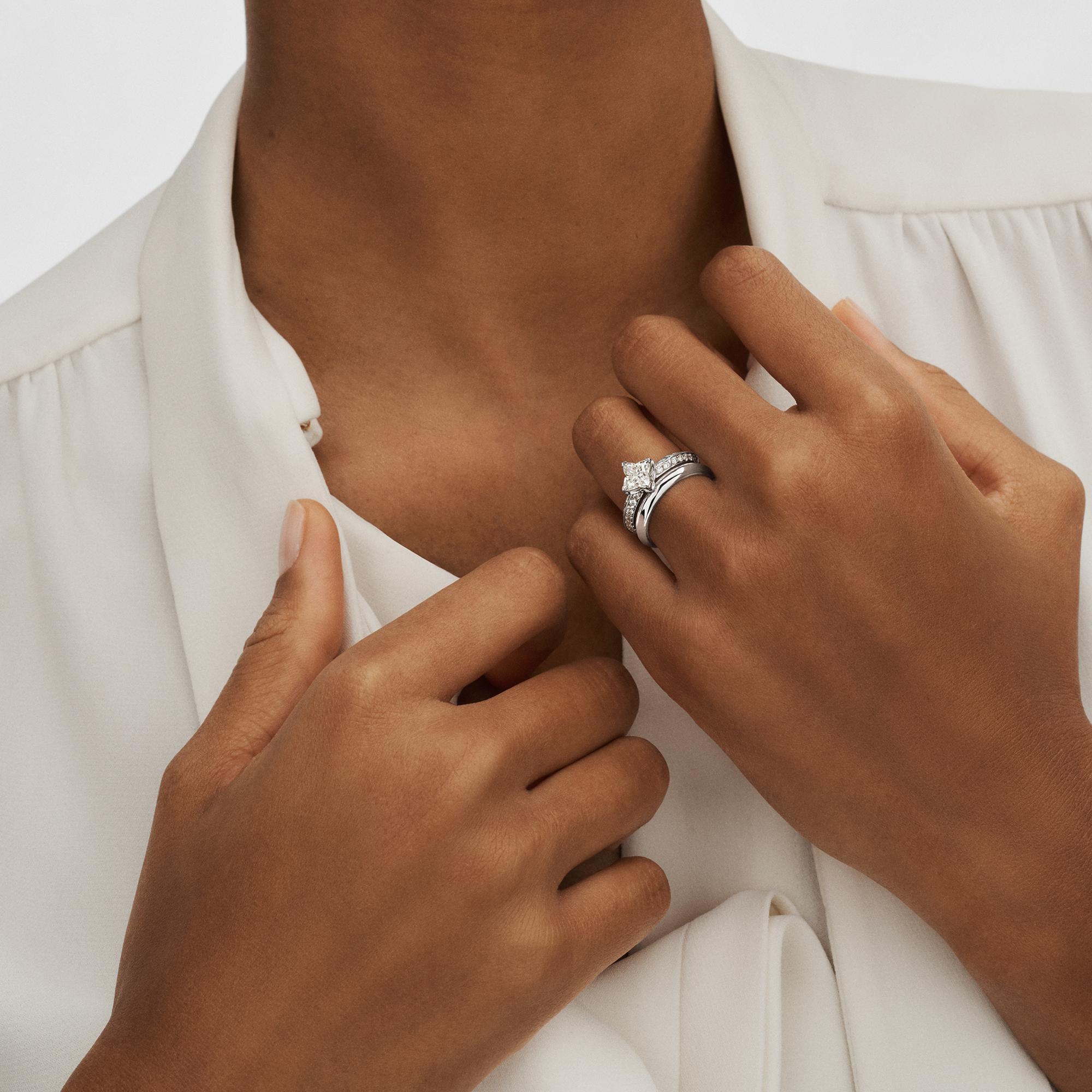 Anillo solitario con pavé LV Diamonds, talla LV Monogram Star  Joyería Colecciones LV Diamonds | LOUIS VUITTON (Zoom de producto)