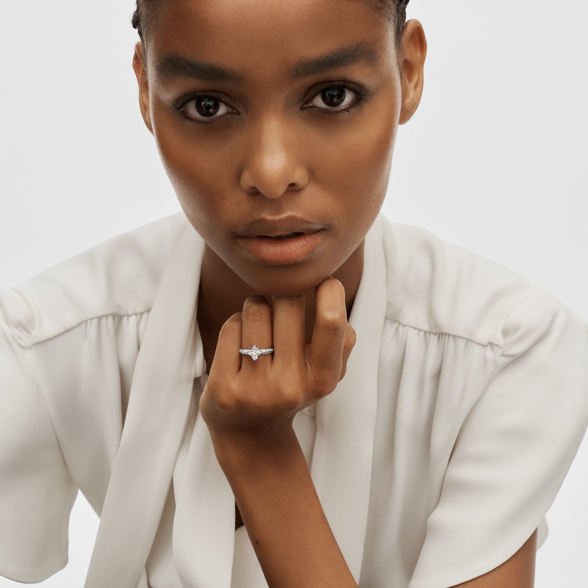 Anillo solitario con pavé LV Diamonds, talla LV Monogram Star  Joyería Colecciones LV Diamonds | LOUIS VUITTON (Zoom de producto)