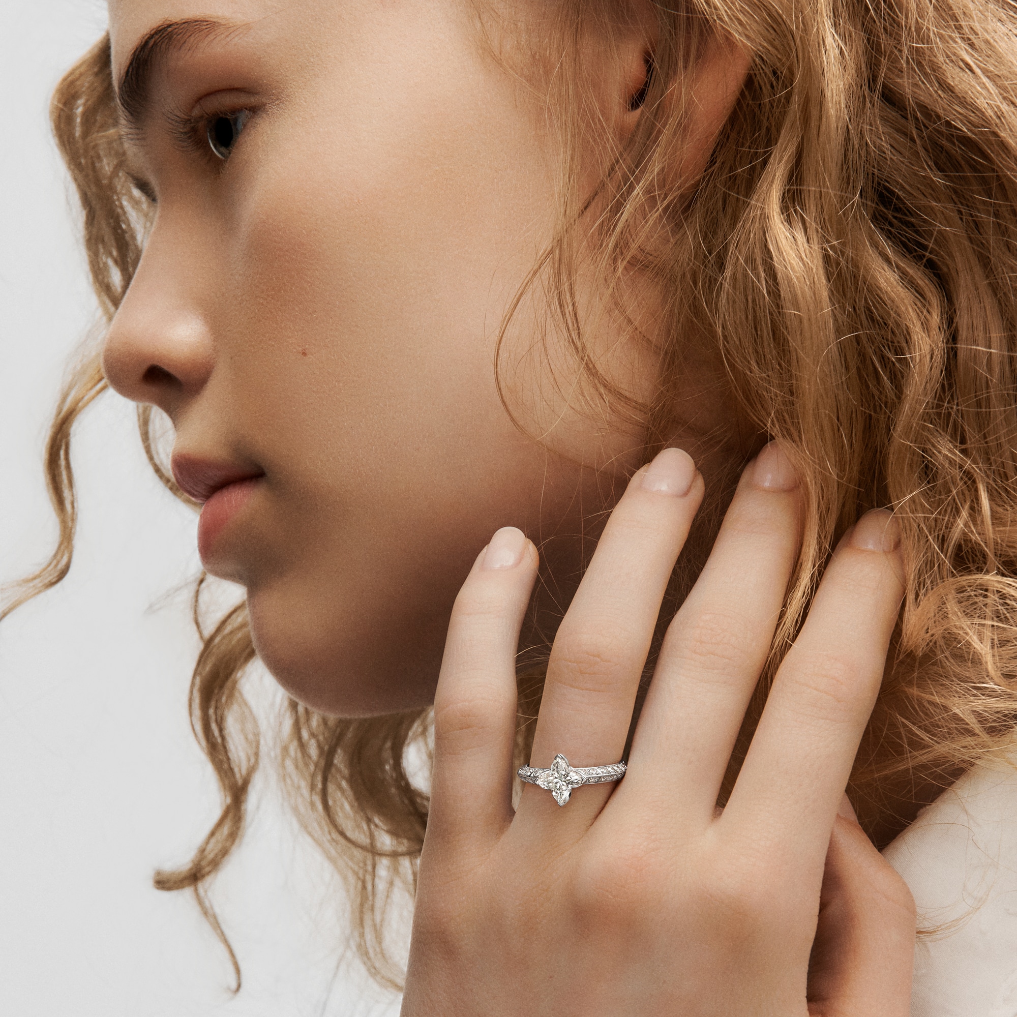 Anillo solitario con pavé LV Diamonds, talla LV Monogram Star  Joyería Colecciones LV Diamonds | LOUIS VUITTON (Zoom de producto)