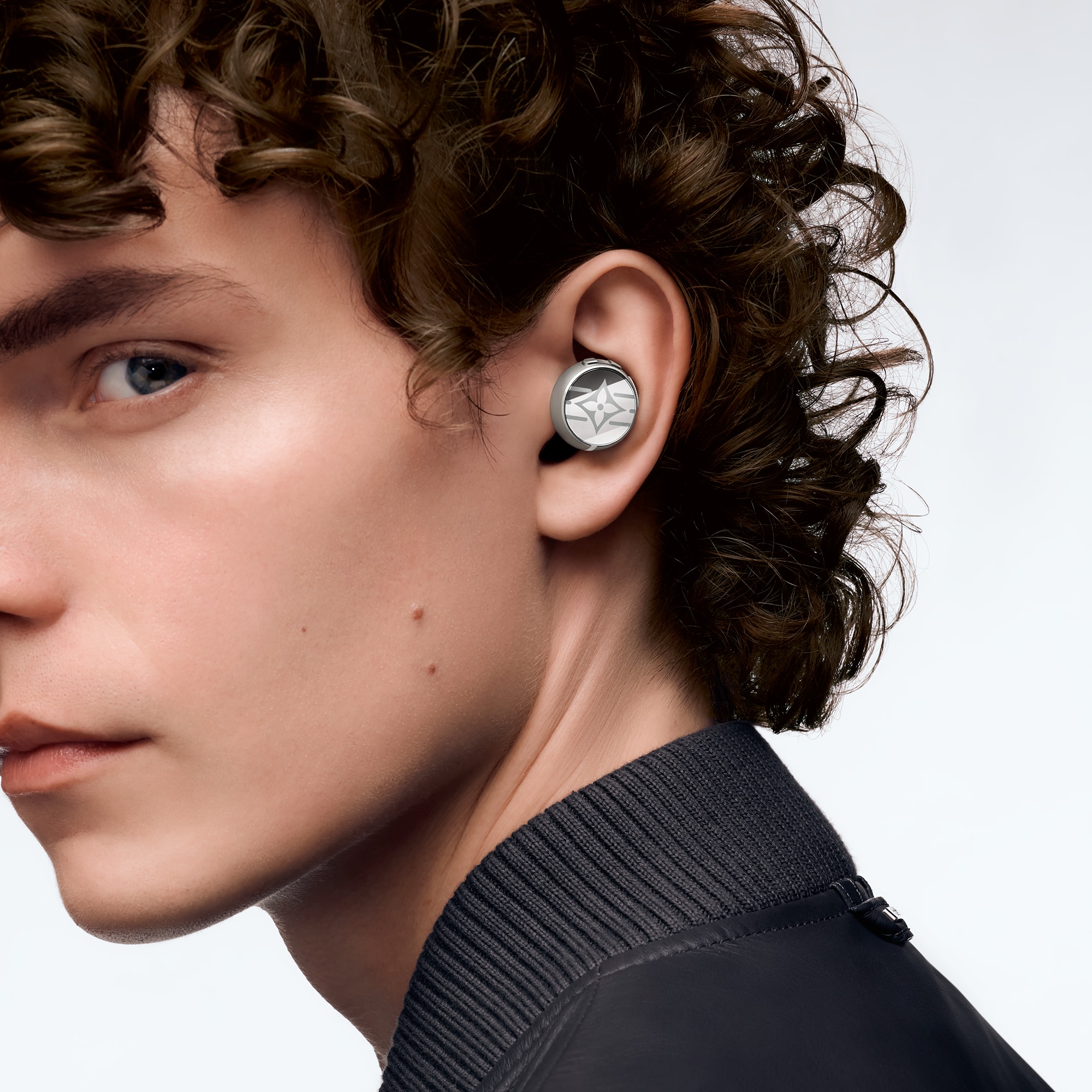 Auriculares Louis Vuitton Horizon Light Up - Plateado  Baúles, Viaje y Hogar Accesorios tecnológicos Audio, relojes conectados y accesorios | LOUIS VUITTON (Zoom de producto)