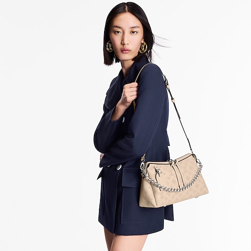 Bolso Hand It All PM Piel Mahina Mujer Bolsos Todas las colecciones | LOUIS VUITTON (Zoom de producto)