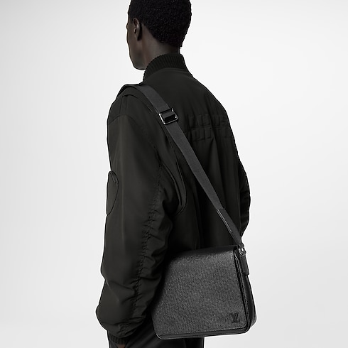 Bolso messenger District PM Piel Taïga Hombre Bolsos Todos los bolsos | LOUIS VUITTON (Zoom de producto)