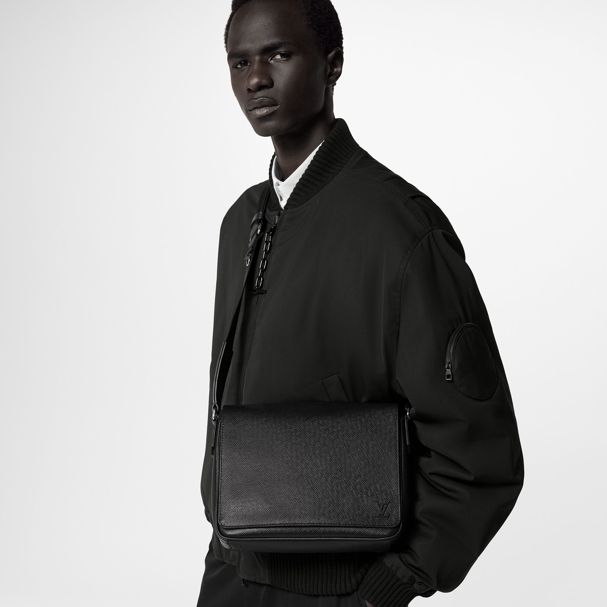 Bolso messenger District PM Piel Taïga Hombre Bolsos Todos los bolsos | LOUIS VUITTON (Zoom de producto)