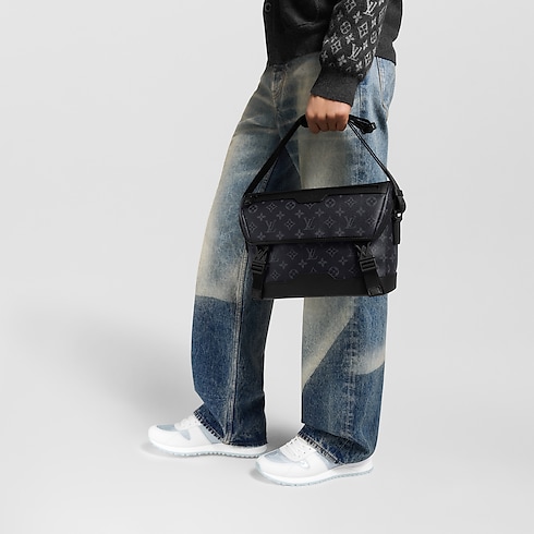 Bolso Messenger Voyager PM Monogram Eclipse Bolsos y pequeña marroquinería Bolso de hombre Novedades | LOUIS VUITTON (Zoom de producto)