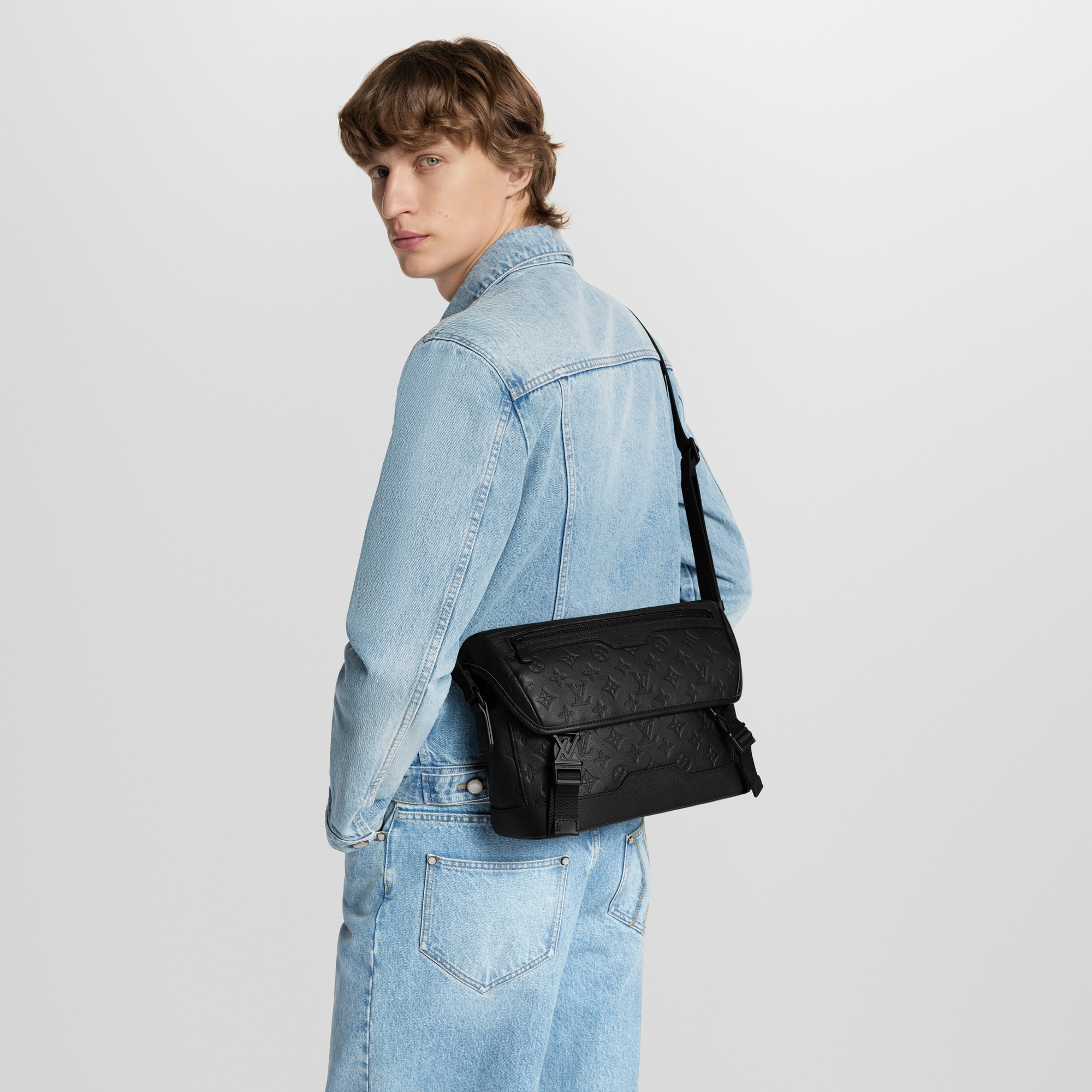Bolso Messenger Voyager PM Monogram Shadow Hombre Bolsos Todas las colecciones | LOUIS VUITTON (Zoom de producto)