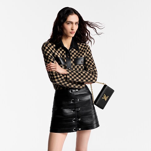 Bolso Twist West Pochette Piel Epi Bolsos y pequeña marroquinería Bolsos de mujer Icónicos Louis Vuitton | LOUIS VUITTON (Zoom de producto)