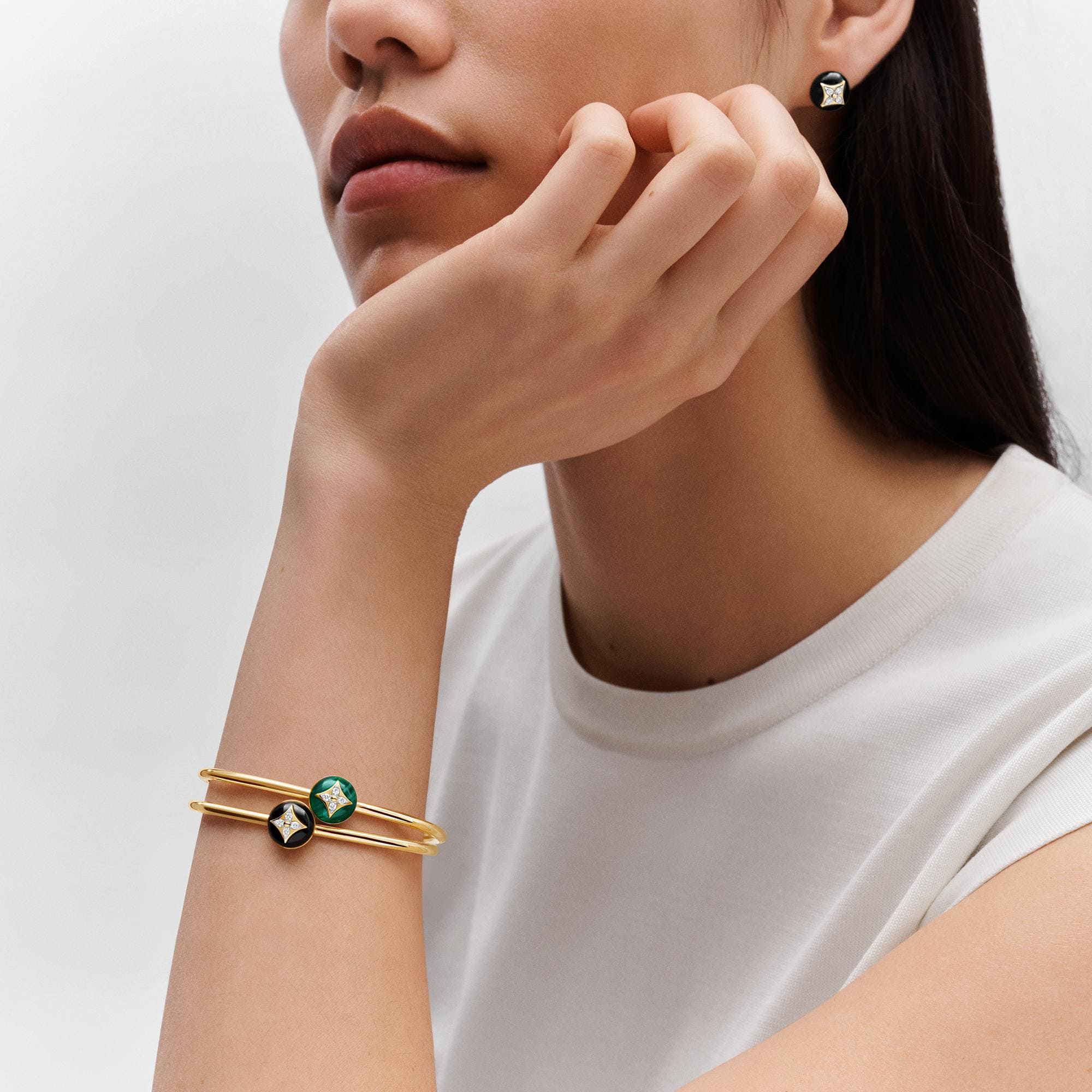 Brazalete abierto Color Blossom de oro amarillo, oro blanco, malaquita y diamantes  Hombre Discontinued Product Obs 12 | LOUIS VUITTON (Zoom de producto)