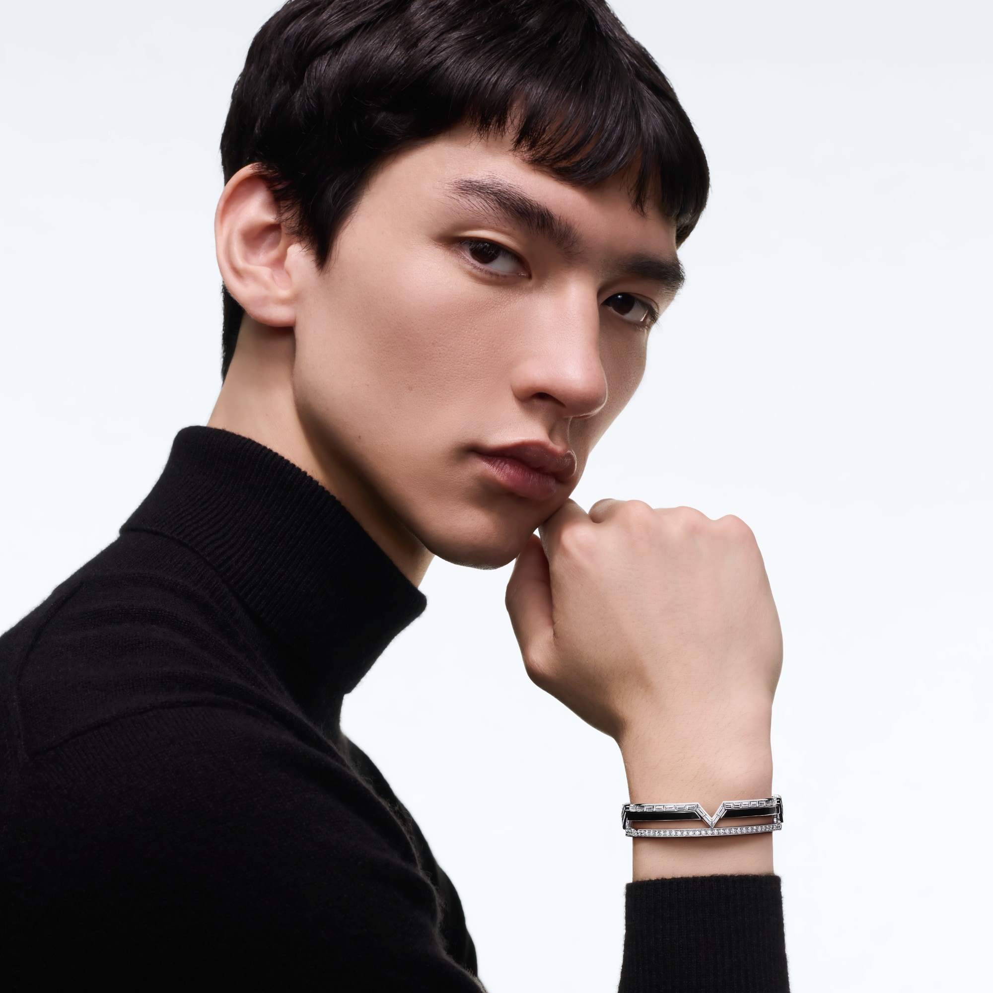 Brazalete Pure V de oro blanco, laca negra y diamantes  Les Extraordinaires Joyería Pulseras | LOUIS VUITTON (Zoom de producto)