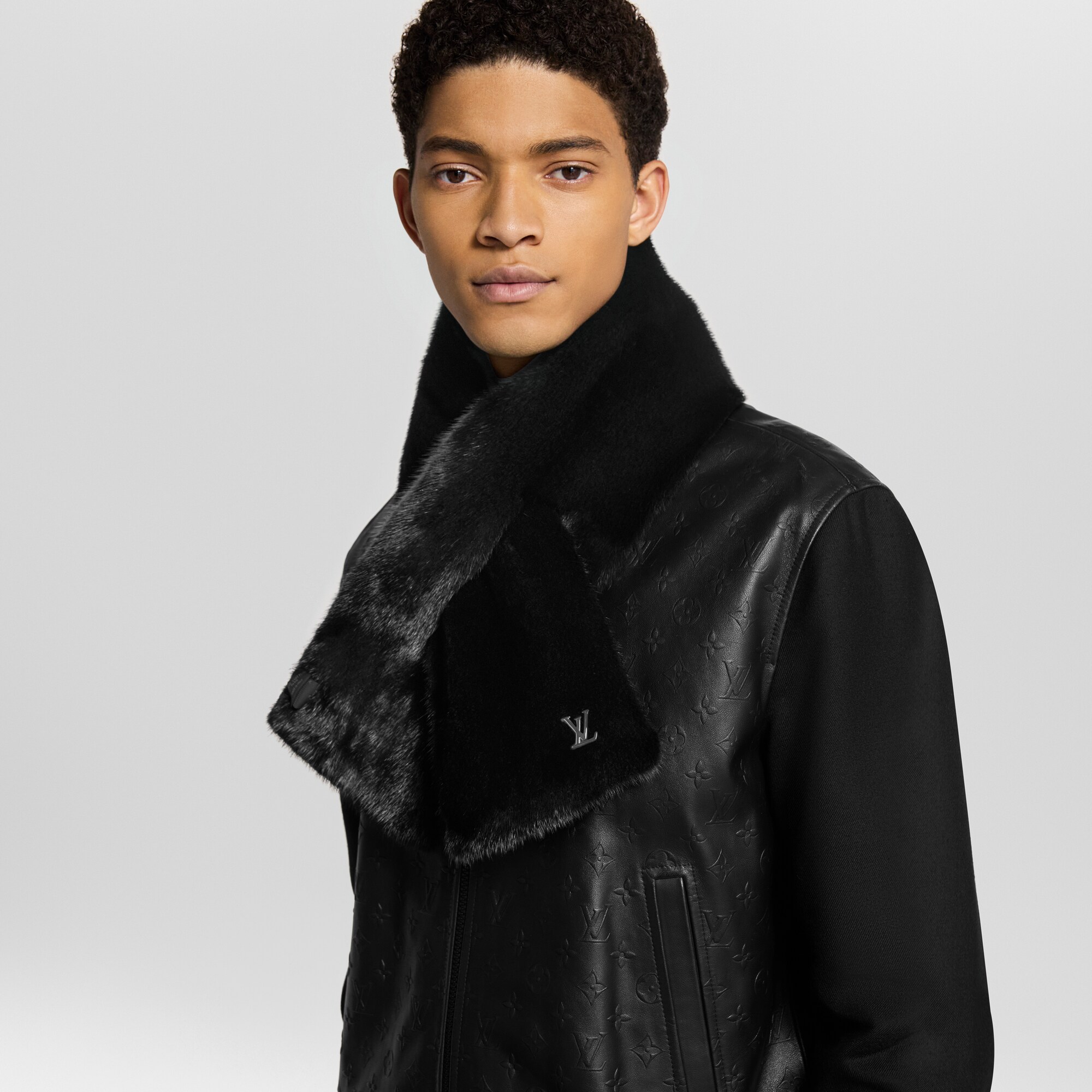 Bufanda de pelo Monogram Reverse S00 Hombre Accesorios Bufandas | LOUIS VUITTON (Zoom de producto)