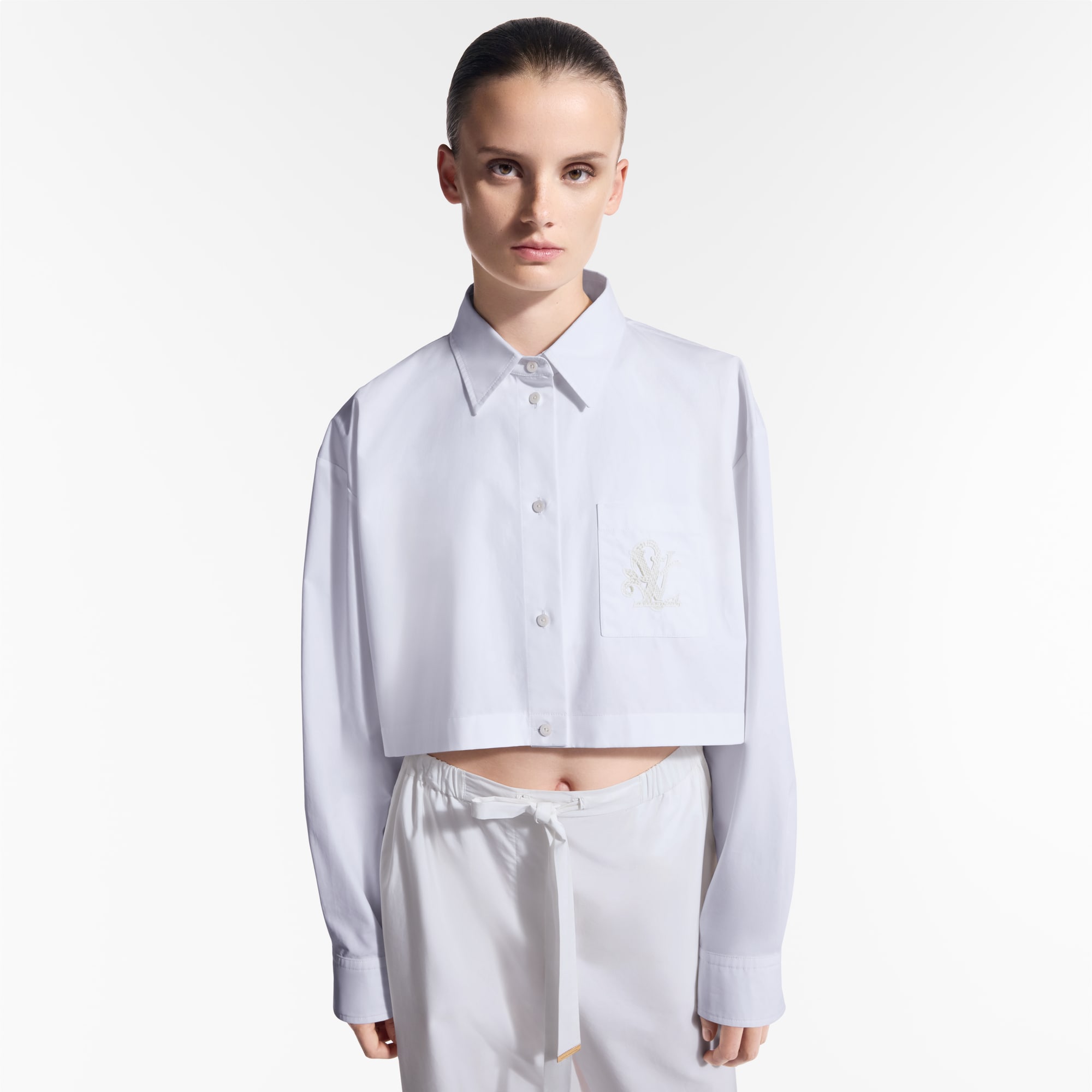 Camisa cropped con logotipo LV bordado  Mujer Prêt-à-Porter Tops | LOUIS VUITTON (Zoom de producto)
