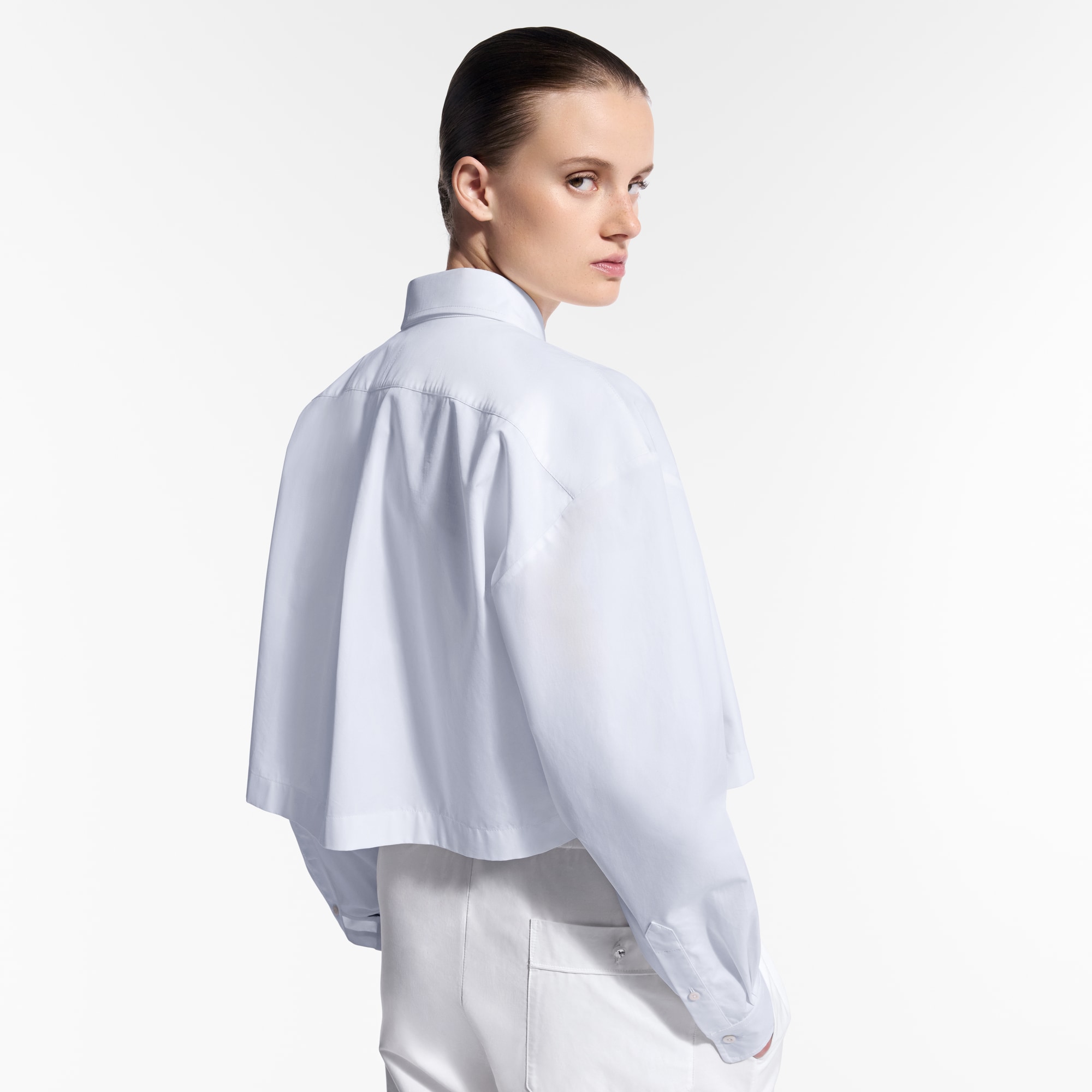 Camisa cropped con logotipo LV bordado  Mujer Prêt-à-Porter Tops | LOUIS VUITTON (Zoom de producto)