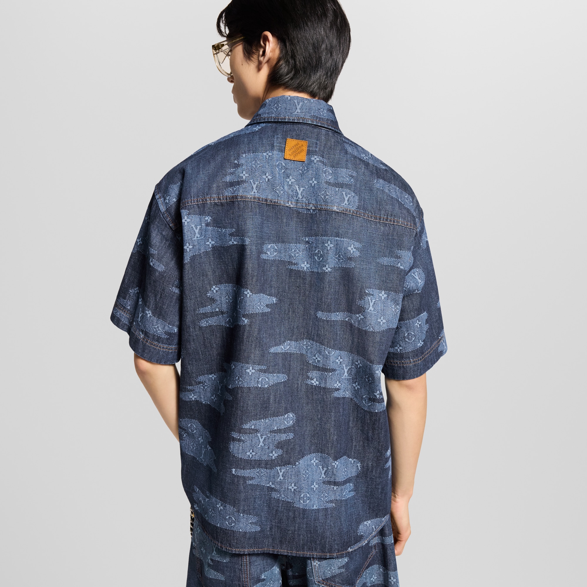 Camisa Monogram de manga corta en chambray  Hombre Prêt-à-Porter Denim | LOUIS VUITTON (Zoom de producto)
