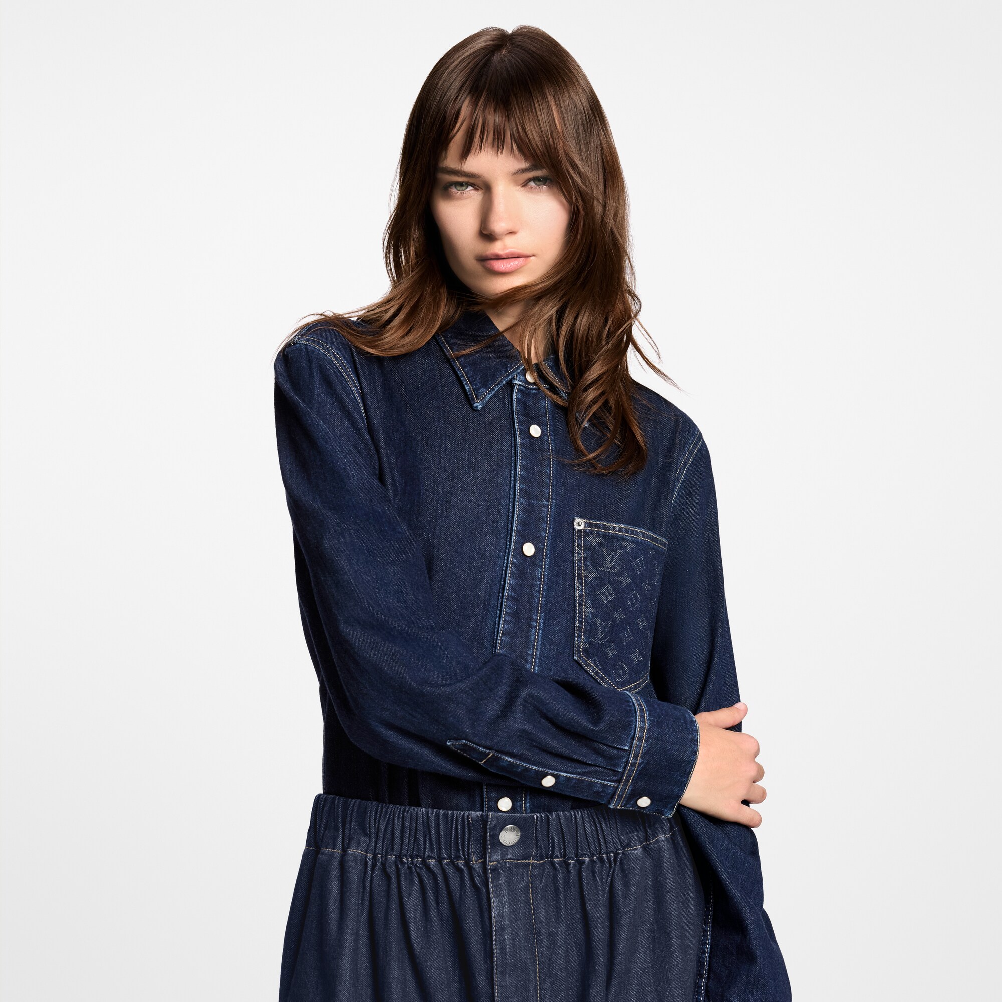 Camisa vaquera con bolsillo Monogram  Mujer Prêt-à-Porter Tops | LOUIS VUITTON (Zoom de producto)