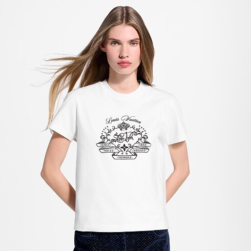 Camiseta con distintivo flocado Mujer Prêt-à-Porter Camisetas y sudaderas | LOUIS VUITTON (Zoom de producto)