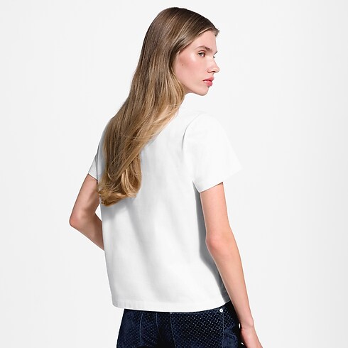 Camiseta con distintivo flocado Mujer Prêt-à-Porter Camisetas y sudaderas | LOUIS VUITTON (Zoom de producto)