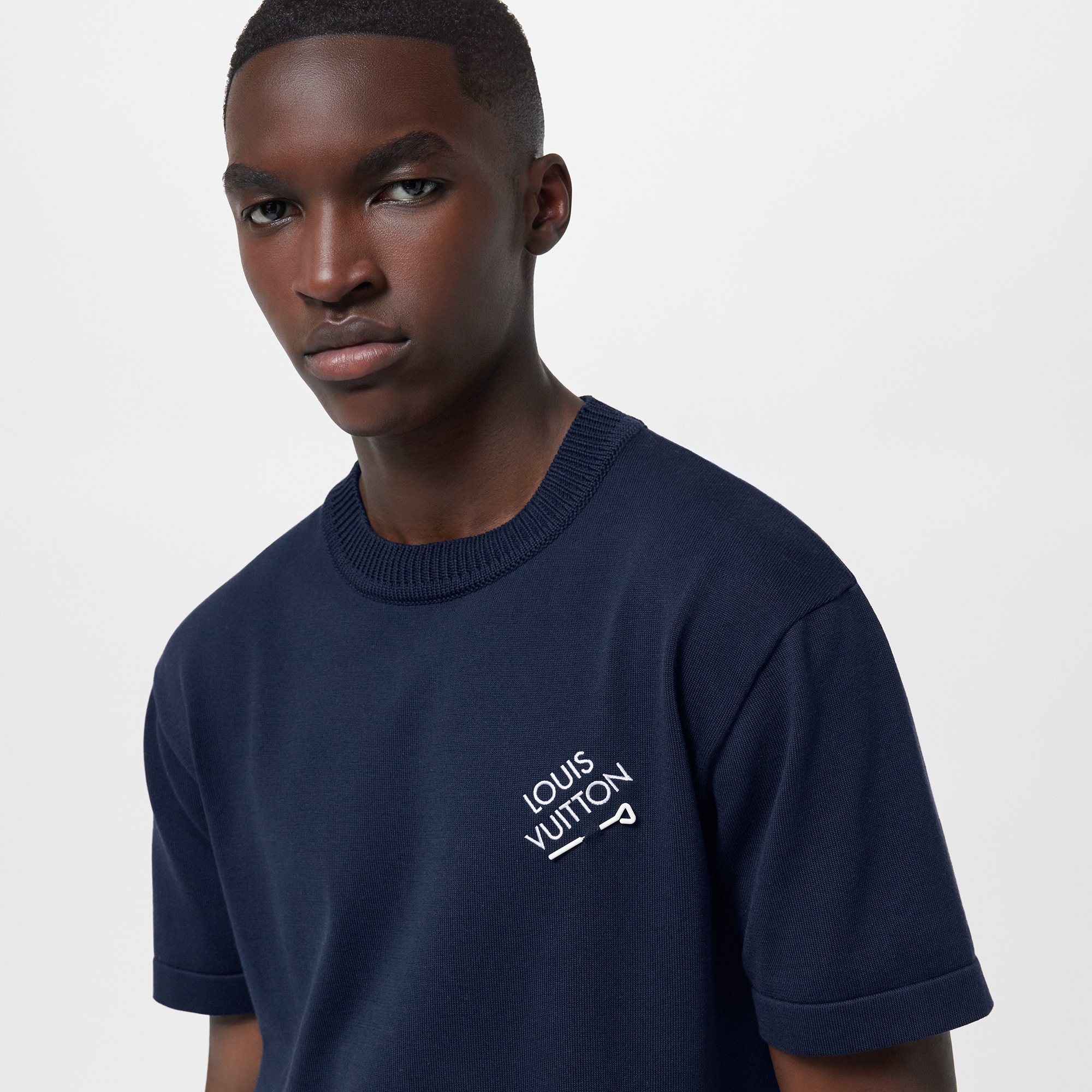 Camiseta de manga corta con distintivo  Hombre Prêt-à-Porter Camisetas y polos | LOUIS VUITTON (Zoom de producto)