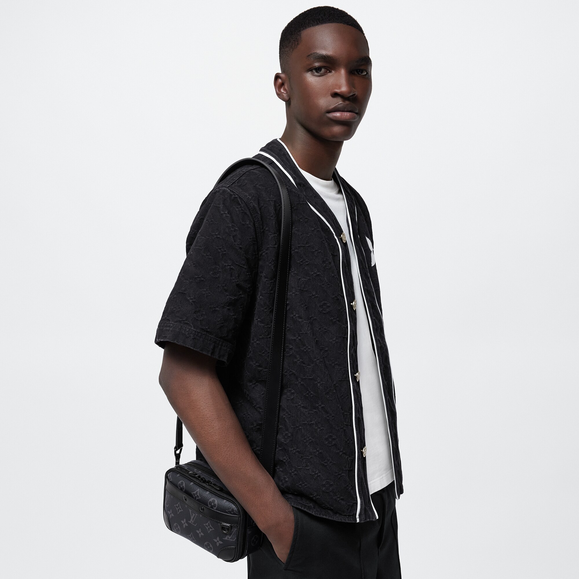 Cartera Alpha con bandolera Monogram Eclipse Hombre Bolsos Todas las colecciones | LOUIS VUITTON (Zoom de producto)