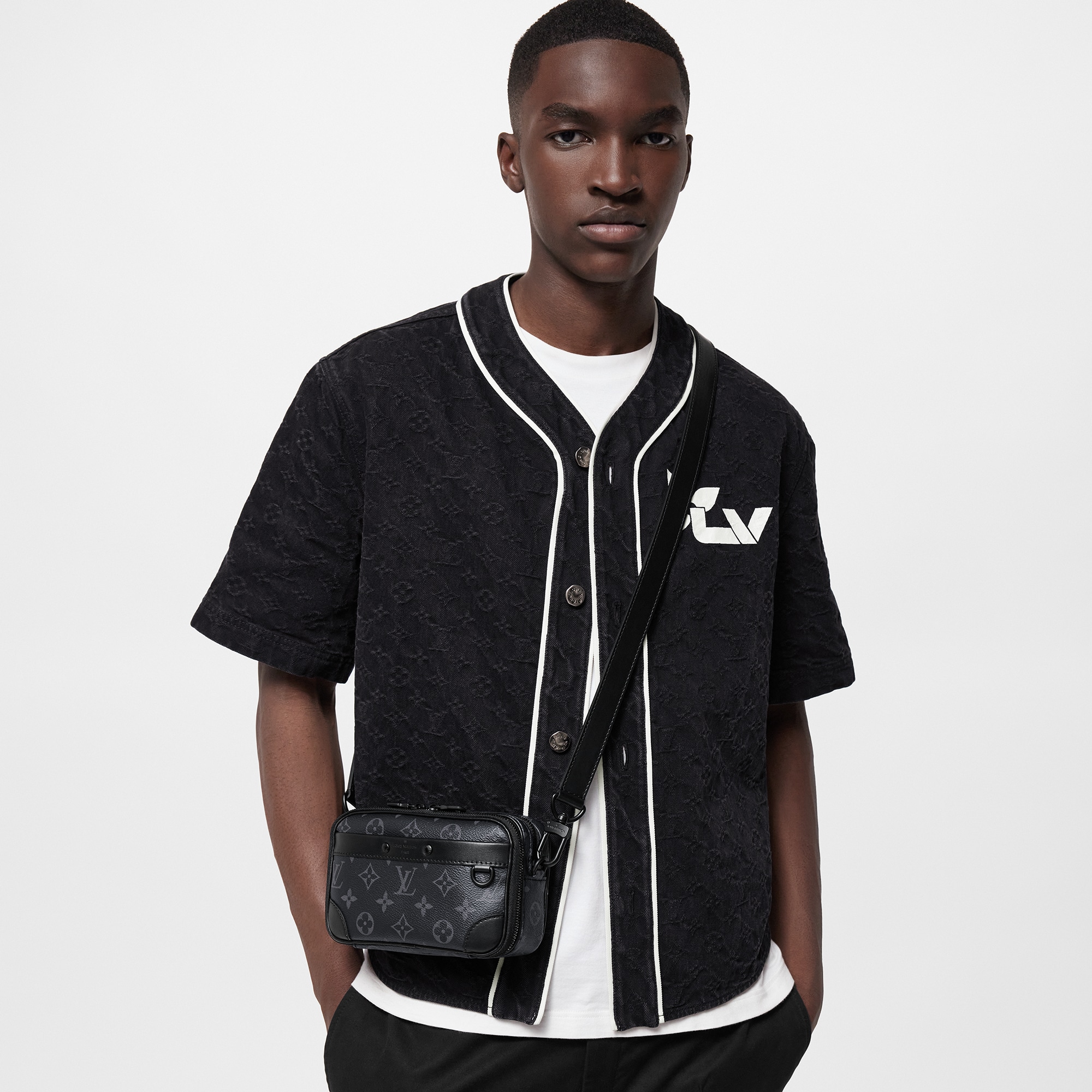 Cartera Alpha con bandolera Monogram Eclipse Hombre Bolsos Todas las colecciones | LOUIS VUITTON (Zoom de producto)