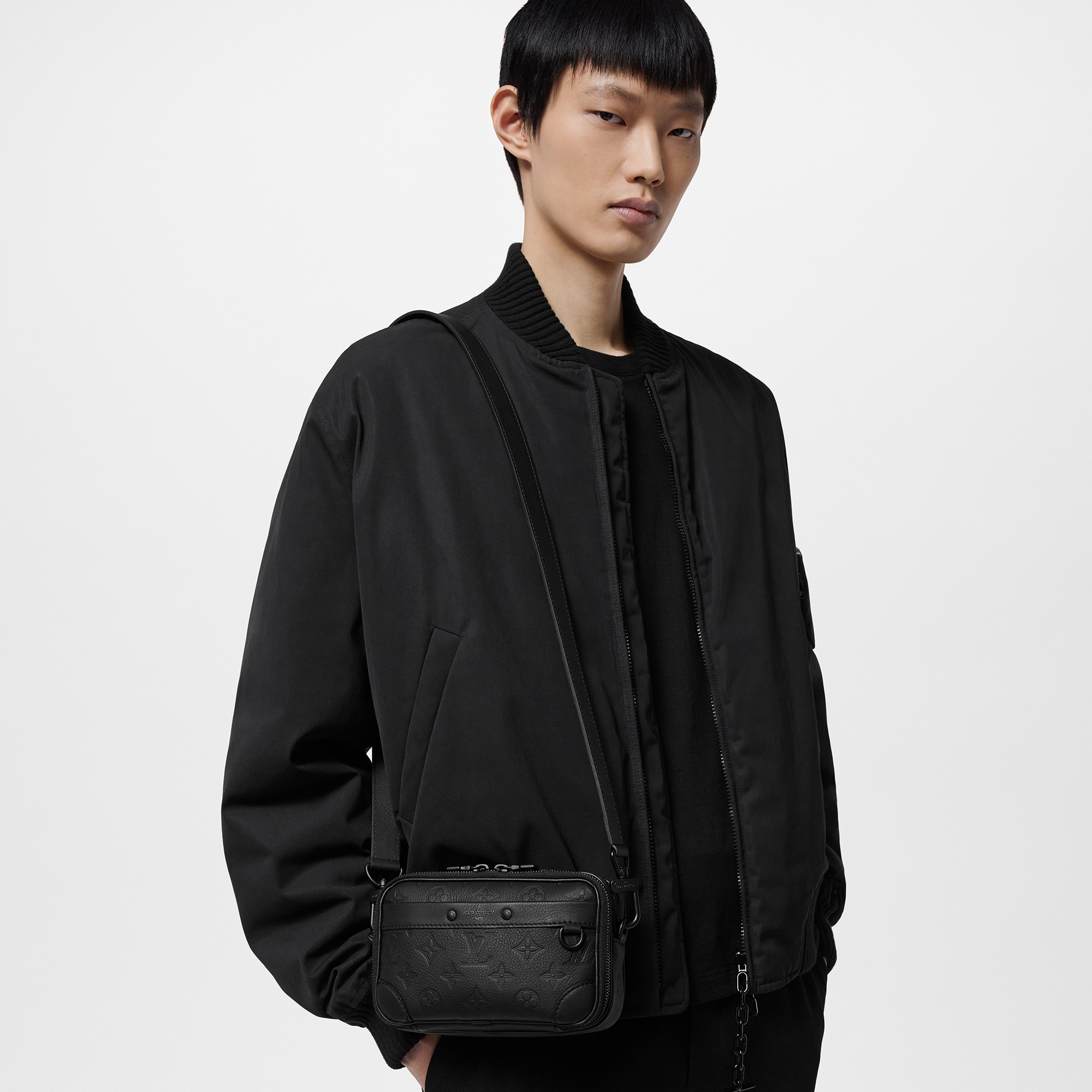 Cartera Alpha con bandolera Piel Monogram Shadow  Hombre Bolsos Todas las colecciones | LOUIS VUITTON (Zoom de producto)