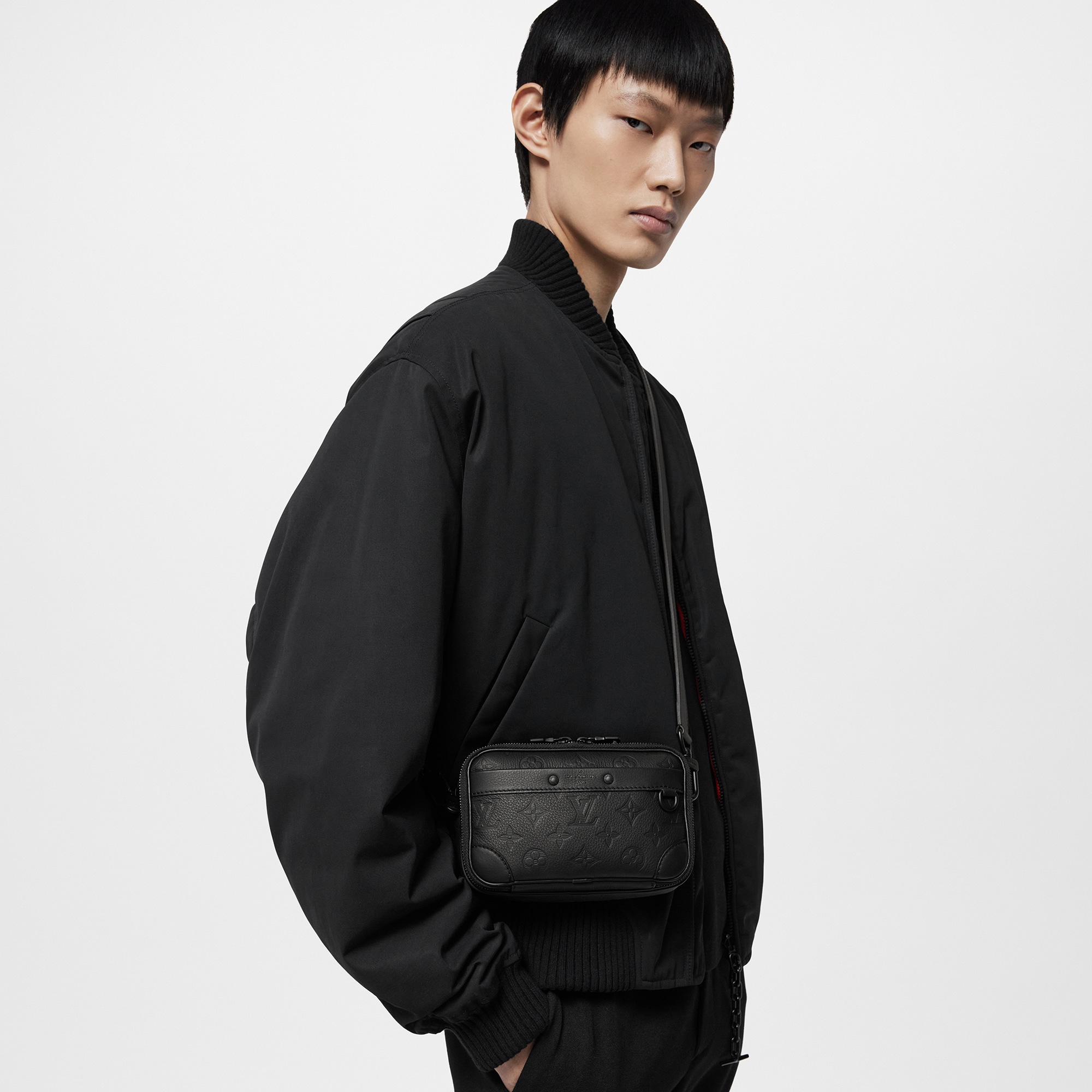 Cartera Alpha con bandolera Piel Monogram Shadow  Hombre Bolsos Todas las colecciones | LOUIS VUITTON (Zoom de producto)