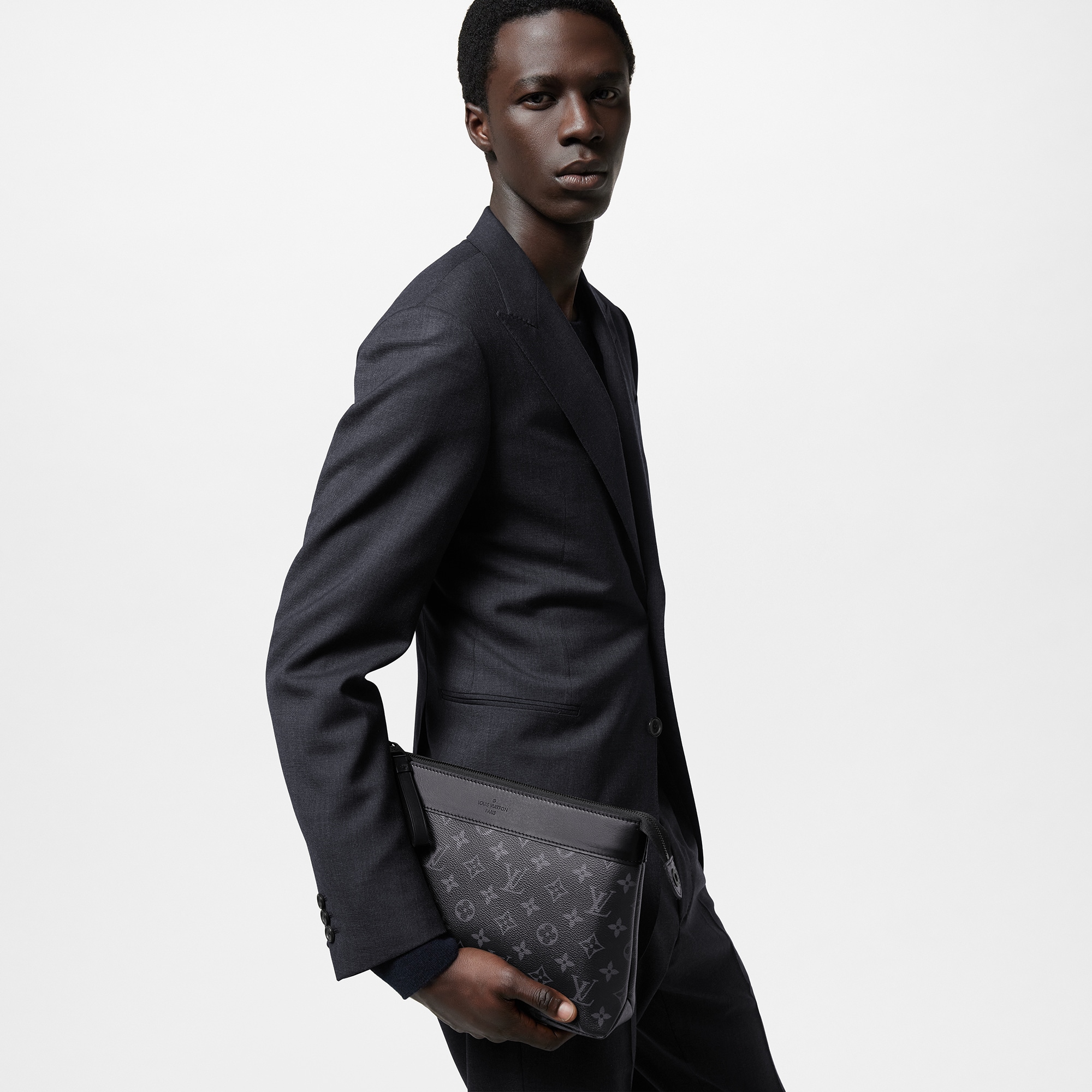 Cartera de mano Pochette Voyage Souple Monogram Eclipse Hombre Carteras y pequeña marroquinería Pochettes | LOUIS VUITTON (Zoom de producto)