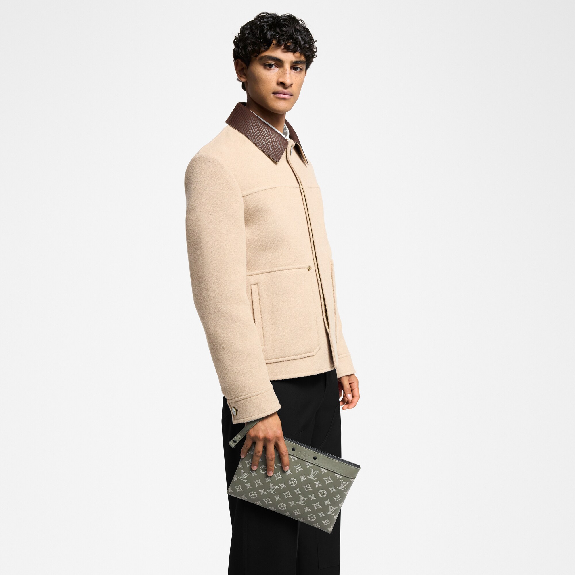 Cartera de mano To-Go Monogram Shadow Hombre Viaje Accesorios de viaje | LOUIS VUITTON (Zoom de producto)