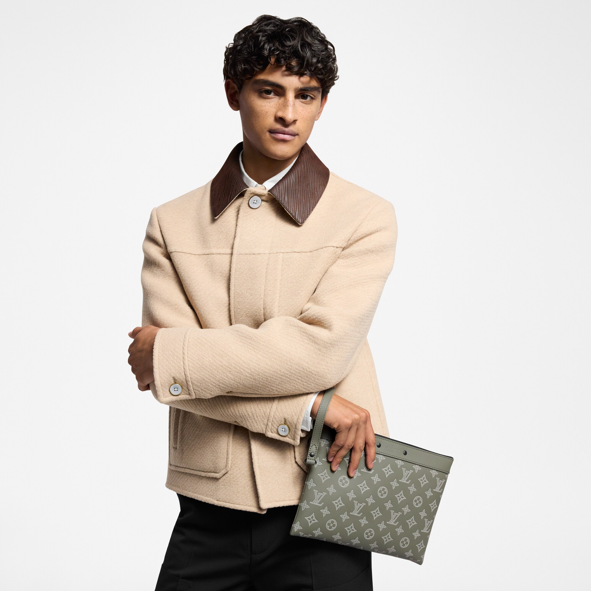 Cartera de mano To-Go Monogram Shadow Hombre Viaje Accesorios de viaje | LOUIS VUITTON (Zoom de producto)