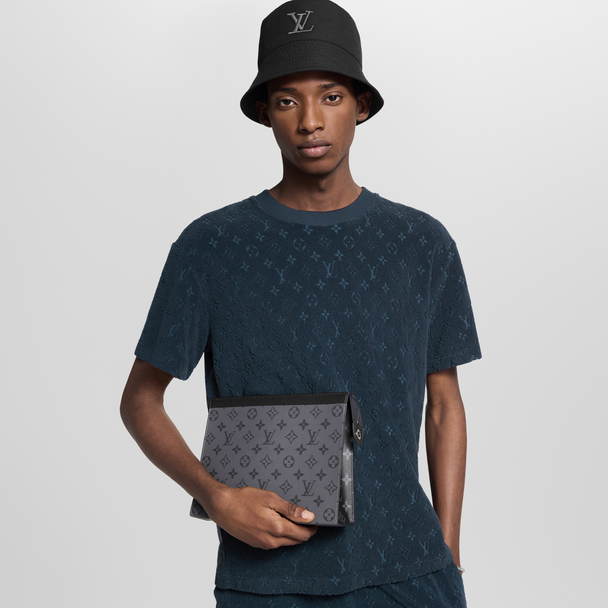 Cartera de mano Voyage MM Monogram Eclipse Hombre Carteras y pequeña marroquinería Todas las carteras y pequeña marroquinería | LOUIS VUITTON (Zoom de producto)