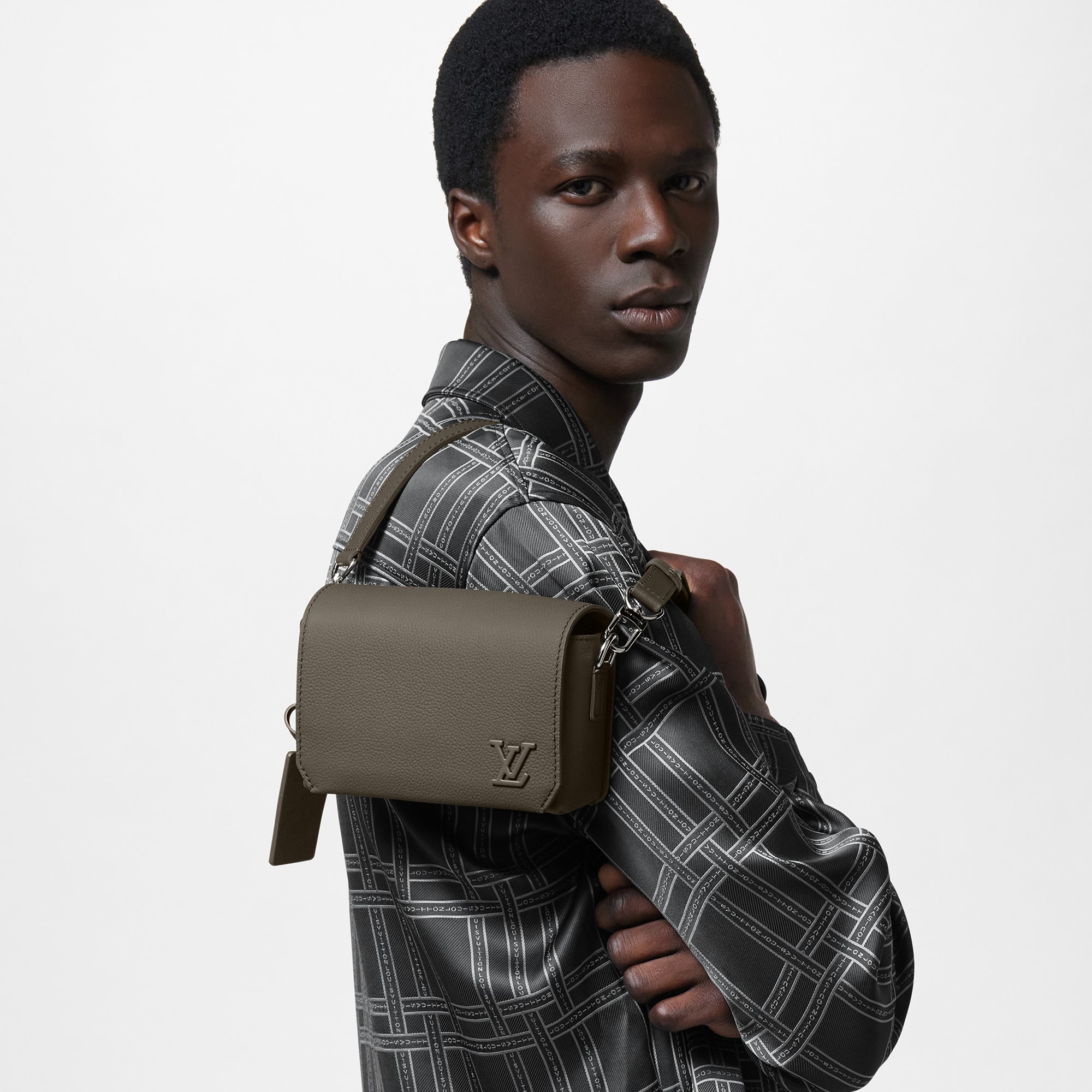 Cartera Fastline con bandolera LV Aerogram Hombre Bolsos All Collections | LOUIS VUITTON (Zoom de producto)